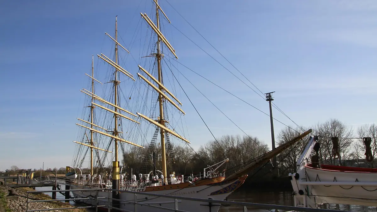 Das Schulschiff Deutschland in Bremen-Vegesack bei schönem Wetter