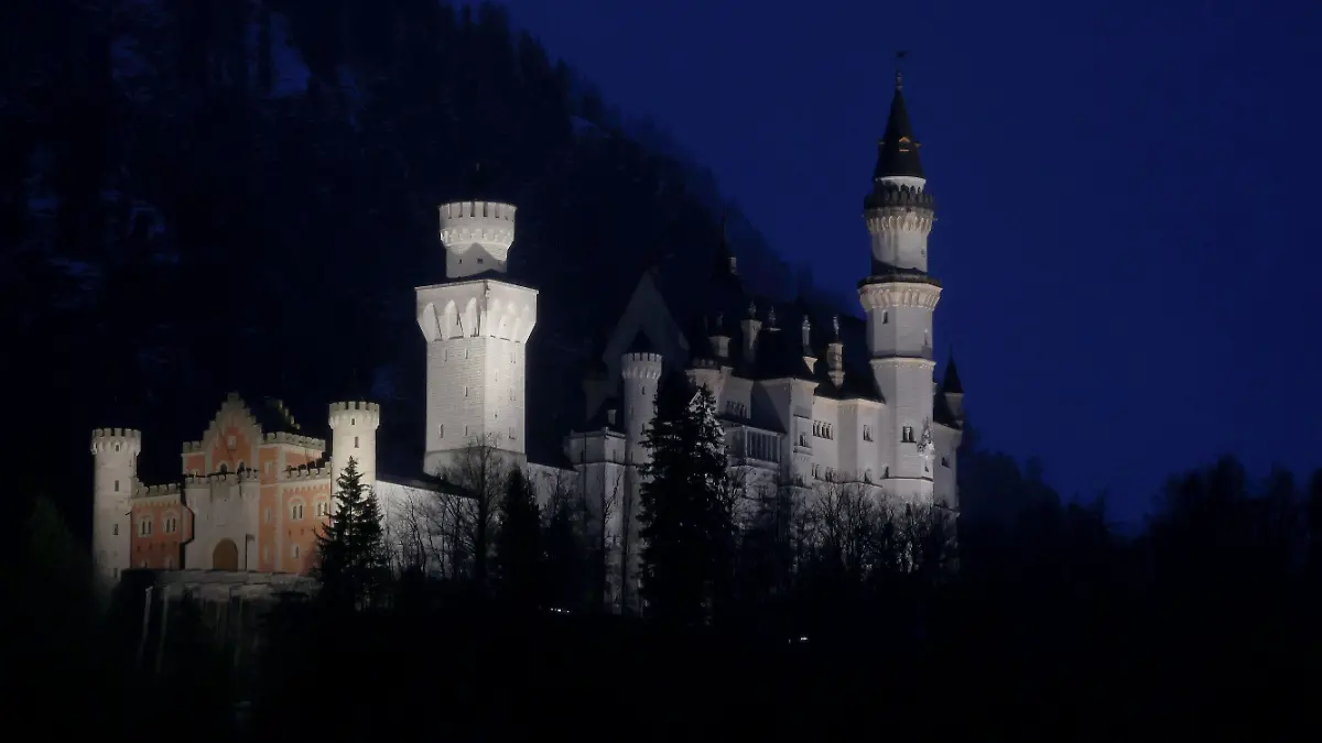 16.04.2023, Bayern, Schwangau: Von Scheinwerfern angestrahlt steht das Schloss Neuschwanstein im Königswinkel. Nach dem Ende der Energiesparverordnung können bayerische Baudenkmäler wieder beleuchtet werden. Foto: Karl-Josef Hildenbrand/dpa +++ dpa-Bildfunk +++