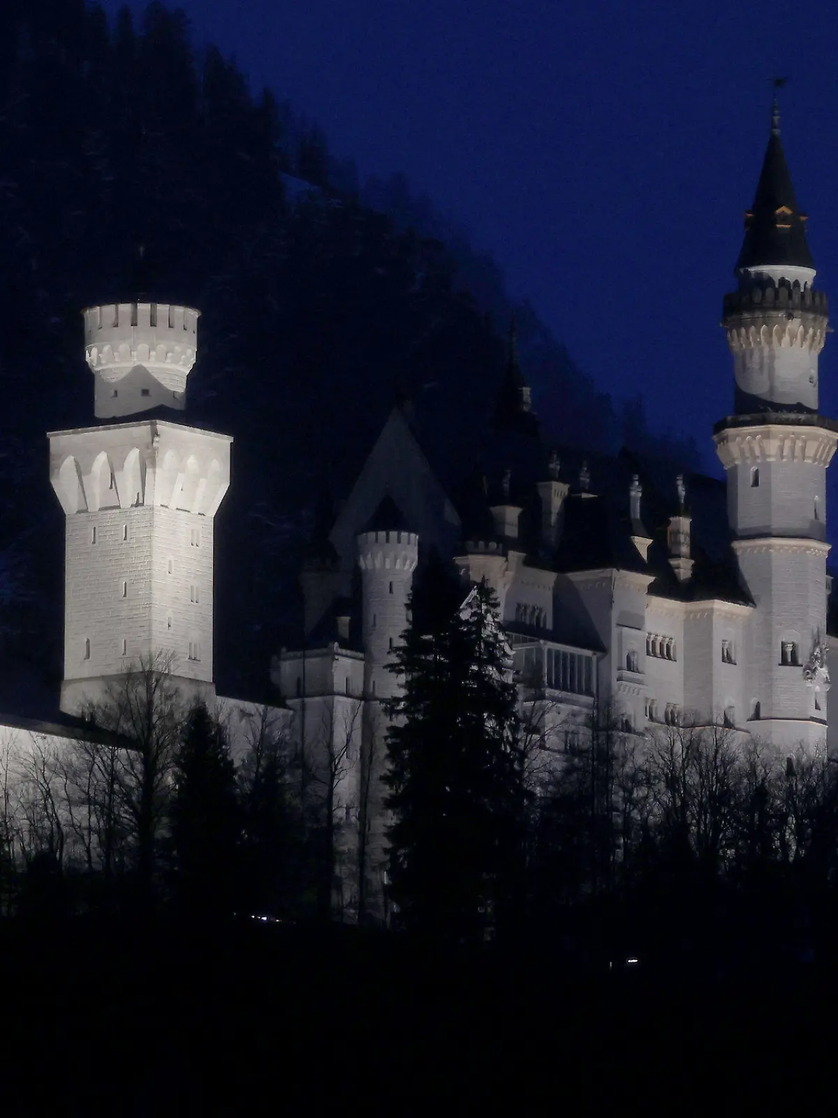 16.04.2023, Bayern, Schwangau: Von Scheinwerfern angestrahlt steht das Schloss Neuschwanstein im Königswinkel. Nach dem Ende der Energiesparverordnung können bayerische Baudenkmäler wieder beleuchtet werden. Foto: Karl-Josef Hildenbrand/dpa +++ dpa-Bildfunk +++