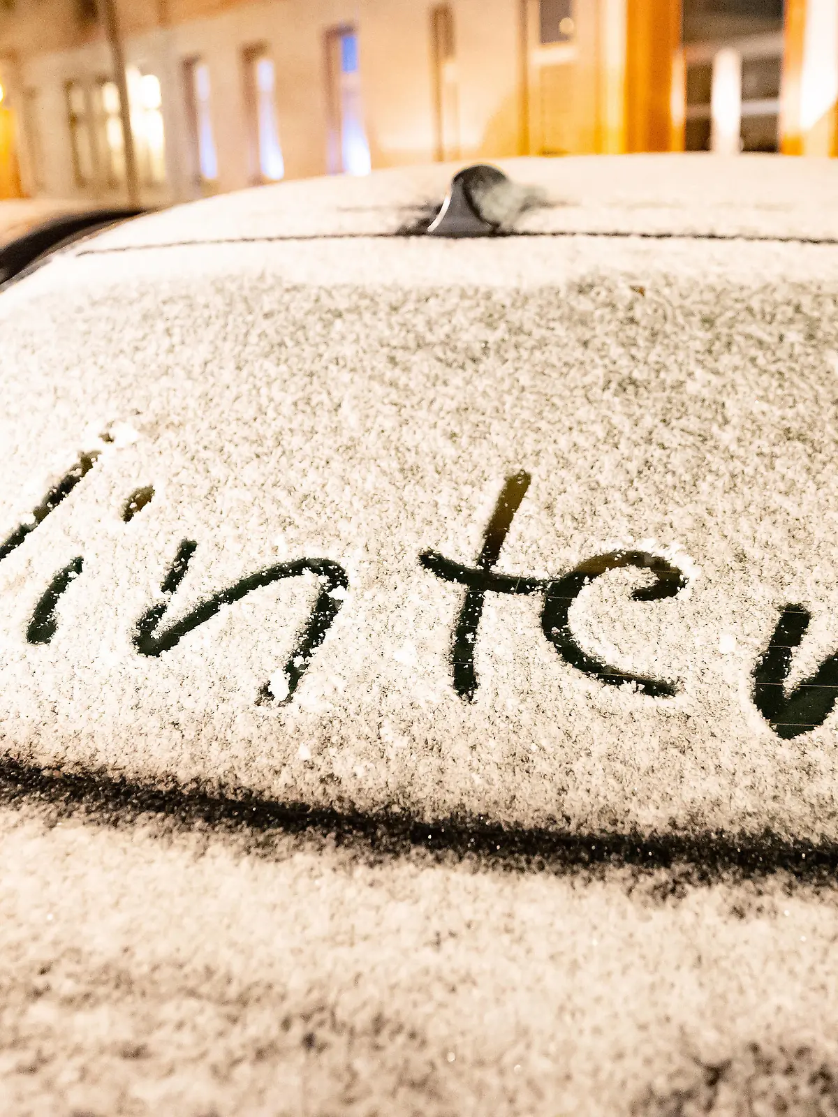  Schnee in Berlin DEU, Deutschland, Berlin: Schnee liegt bei Temperaturen um den Gefrierpunkt auf der Windschutzscheibe eines Autos, auf dem der Schriftzug Winter zu sehen ist. Der meteorologische Winteranfang hat heute, 1. Dezember, begonnen. Berlin Berlin Deutschland *** Snow in Berlin DEU, Germany, Berlin Snow lies on the windshield of a car at temperatures around freezing point, with the words Winter on it The meteorological start of winter began today, December 1 Berlin Berlin Germany