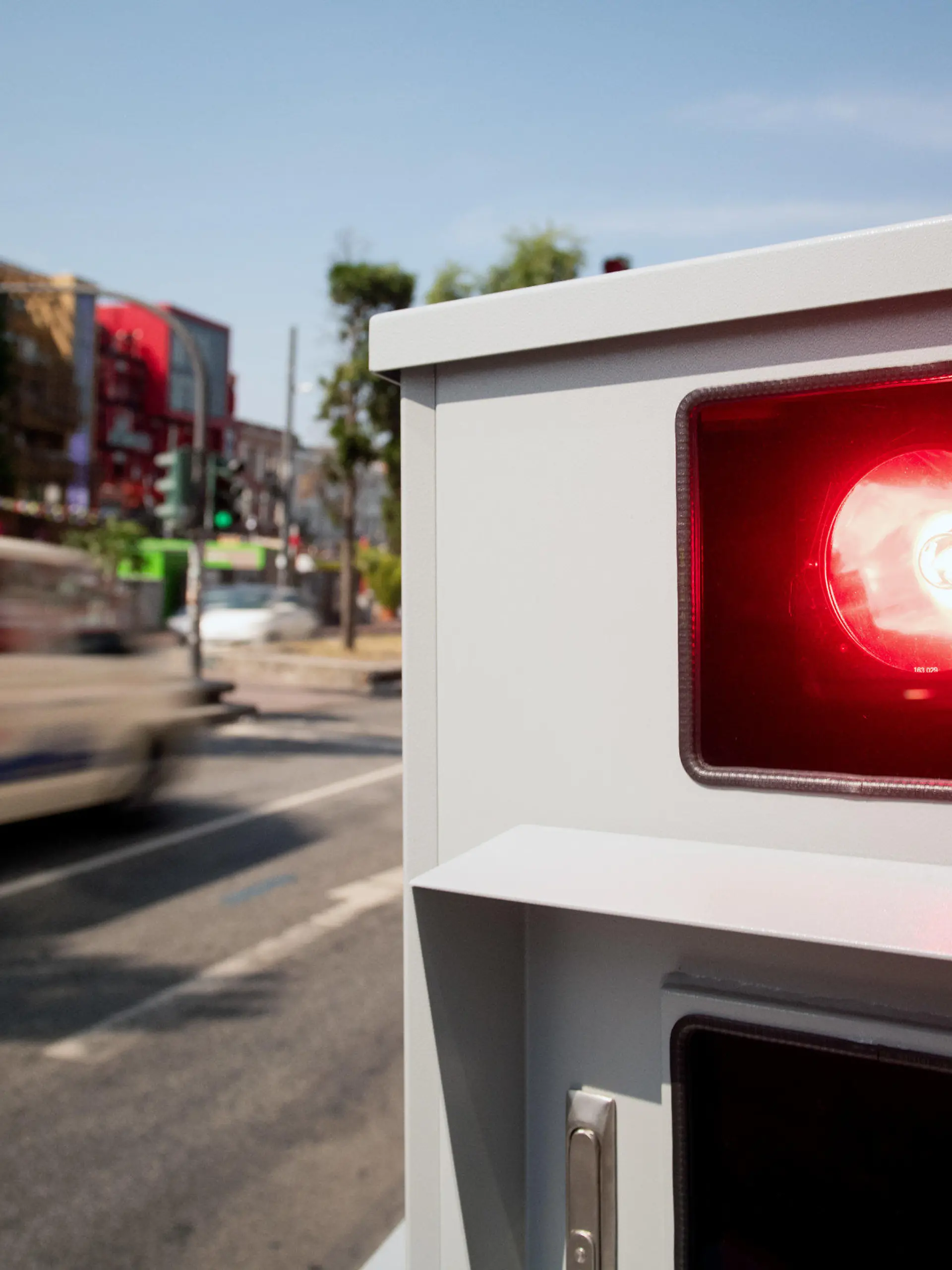 ARCHIV - 28.05.2018, Hamburg: Ein Tempomessgerät steht während einer Pressevorführung an der Reeperbahn. (zu dpa: «Raser und Verkehrsrowdys machen Städte zu «Blitzer-Millionären») Foto: Daniel Reinhardt/dpa +++ dpa-Bildfunk +++