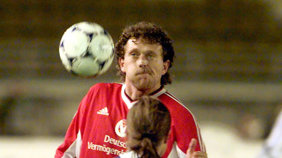 Marschall Olaf (hinten, 1F.CK) gegen Lehkosuo Mika (vorne, HJK) beim Champions League Spiel am Mittwoch (30.09.1998) von HJK Helsinki gegen den 1.FC Kaiserslautern im Olympiastadion in Helsinki. Das Spiel endete unentschieden 0:0, womit sich der 1.FC Kaiserslautern seine Chance auf einen Sieg in der Gruppe F bewahrt. dpa COLOR