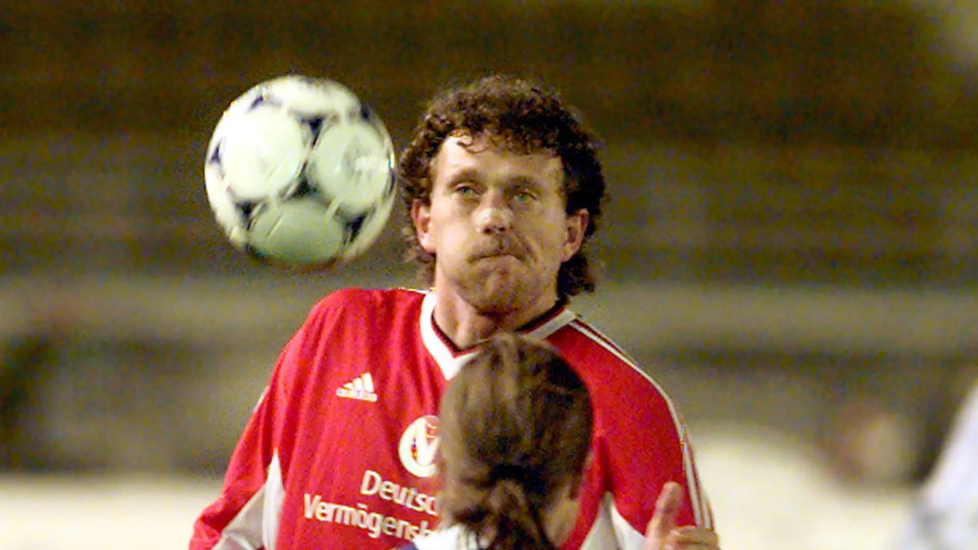 Marschall Olaf (hinten, 1F.CK) gegen Lehkosuo Mika (vorne, HJK) beim Champions League Spiel am Mittwoch (30.09.1998) von HJK Helsinki gegen den 1.FC Kaiserslautern im Olympiastadion in Helsinki. Das Spiel endete unentschieden 0:0, womit sich der 1.FC Kaiserslautern seine Chance auf einen Sieg in der Gruppe F bewahrt. dpa COLOR