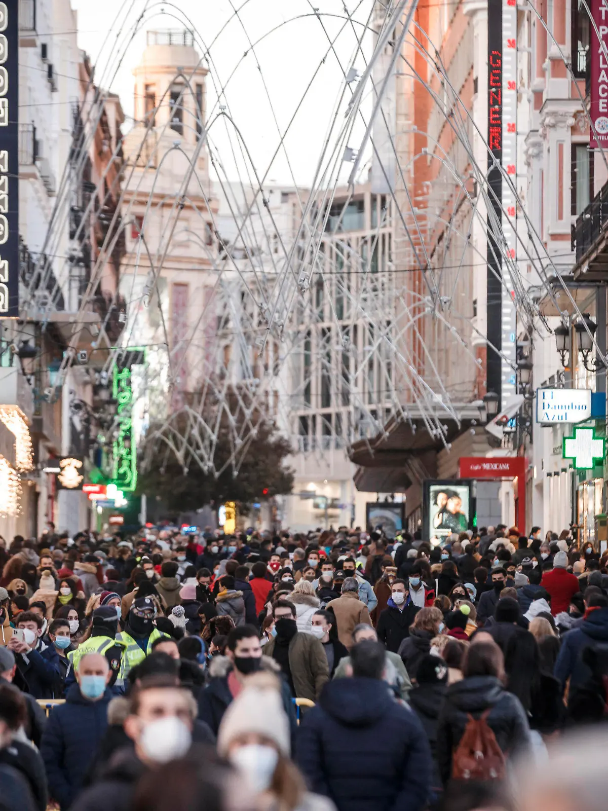 ARCHIV - 08.12.2020, Spanien, Madrid: Zahlreiche Menschen mit Mund-Nasen-Schutz gehen eine Einkaufsstraße in der Innenstadt von Madrid entlang. Spanien als Corona-Hotspot Europas, das war einmal. Während Deutschland in einen harten Lockdown geht, sind Geschäfte und Bars in Madrid oder Barcelona gut besucht, Weihnachtsmärkte offen. (zu dpa «Spanien geht mit nur mildem Lockdown in die Weihnachtstage») Foto: Indira/DAX via ZUMA Wire/dpa +++ dpa-Bildfunk +++