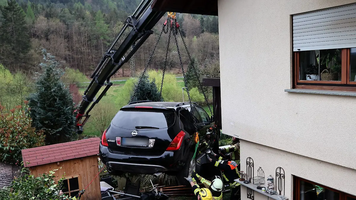 Nach dem Unfall wurde das Auto mit einem Kran gehoben.