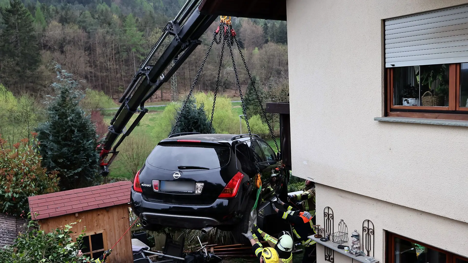 Nach dem Unfall wurde das Auto mit einem Kran gehoben.