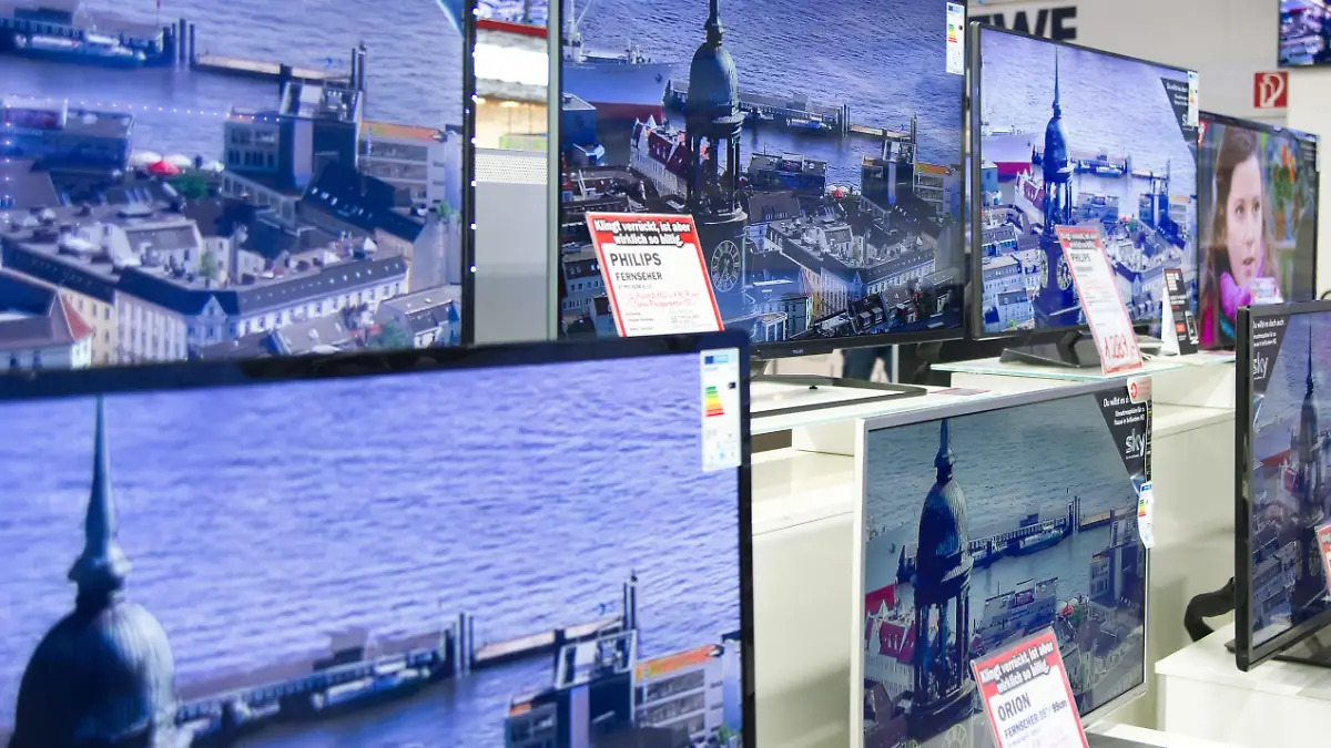 Fernseher verschiedener Marken stehen am 25.04.2012 in der Fernsehabteilung in einer Filiale des Elektronikmarkts Media Markt am Alexanderplatz in Berlin.
