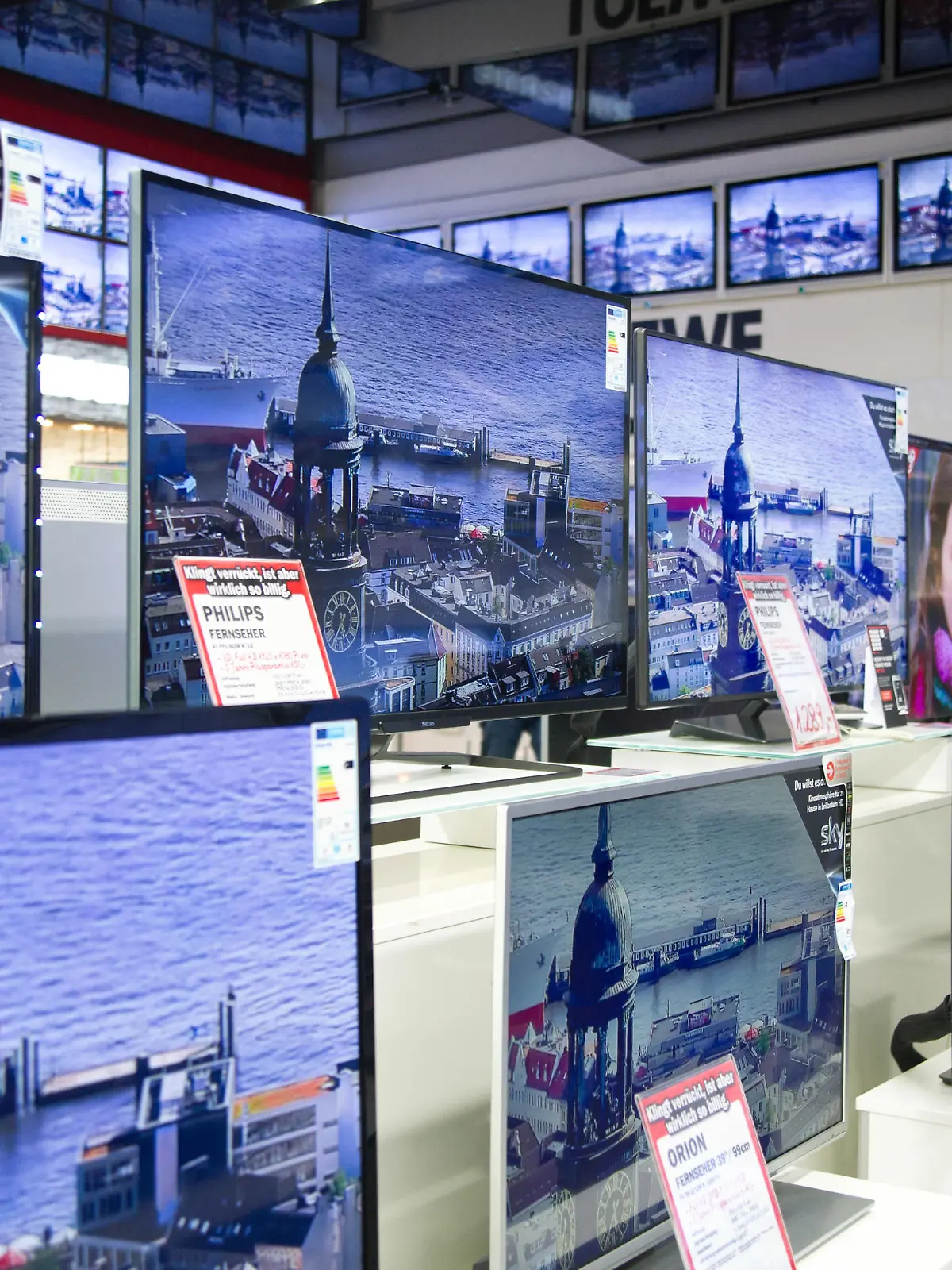 Fernseher verschiedener Marken stehen am 25.04.2012 in der Fernsehabteilung in einer Filiale des Elektronikmarkts Media Markt am Alexanderplatz in Berlin.