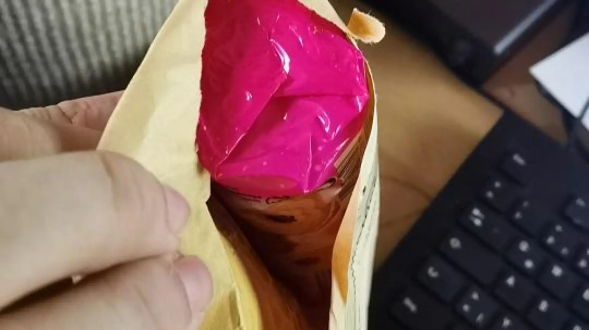 Familie Temme kann nicht glauben, was sich da in dem Paket befindet: Eine Packung Kekse.