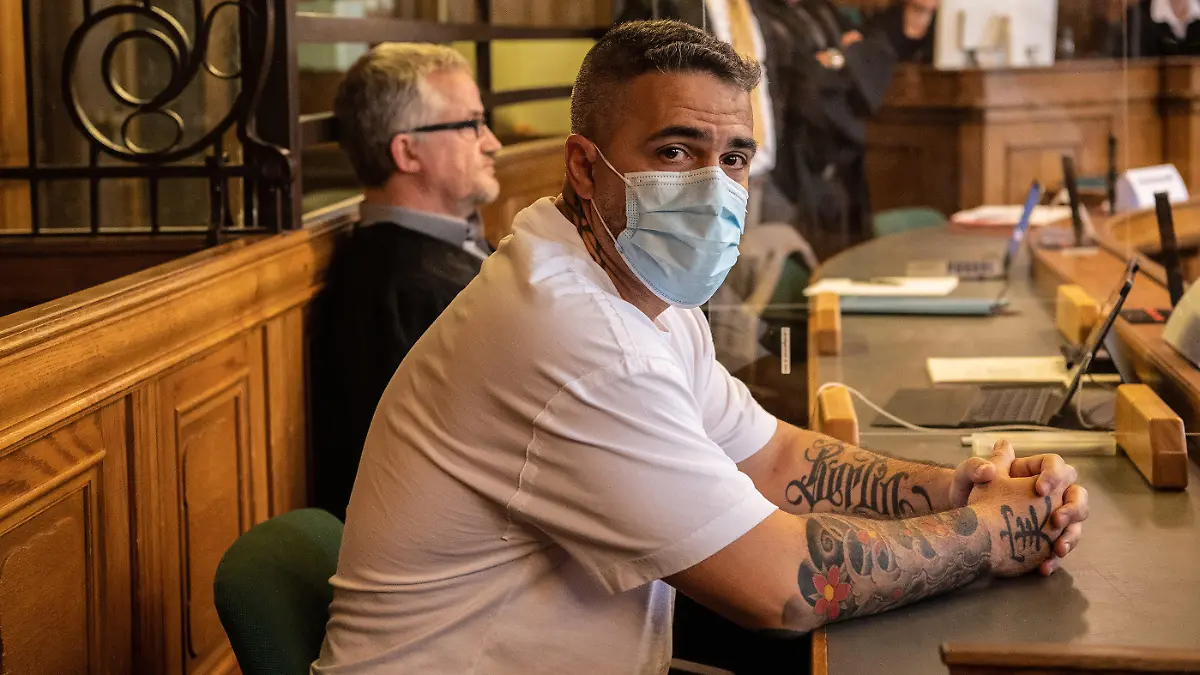 ARCHIV - 17.08.2020, Berlin: Anis Mohamed Youssef Ferchichi, bekannt als Rapper Bushido, sitzt zu Beginn eines Prozesses gegen den Chef einer bekannten arabischstämmigen Großfamilie in einem Gerichtssaal des Landgerichts. Dem ehemaligen Geschäftspartner von Rapper Bushido werden mehrere Straftaten zum Nachteil von Bushido zur Last gelegt. Mitangeklagt sind drei Brüder von Arafat A.-Ch. Bushido ist in dem Verfahren am Landgericht in Berlin Nebenkläger. (zu "Die wichtigsten Ereignisse des Jahres 2020 in Berlin") Foto: Paul Zinken/dpa-Zentralbild/Pool/dpa +++ dpa-Bildfunk +++