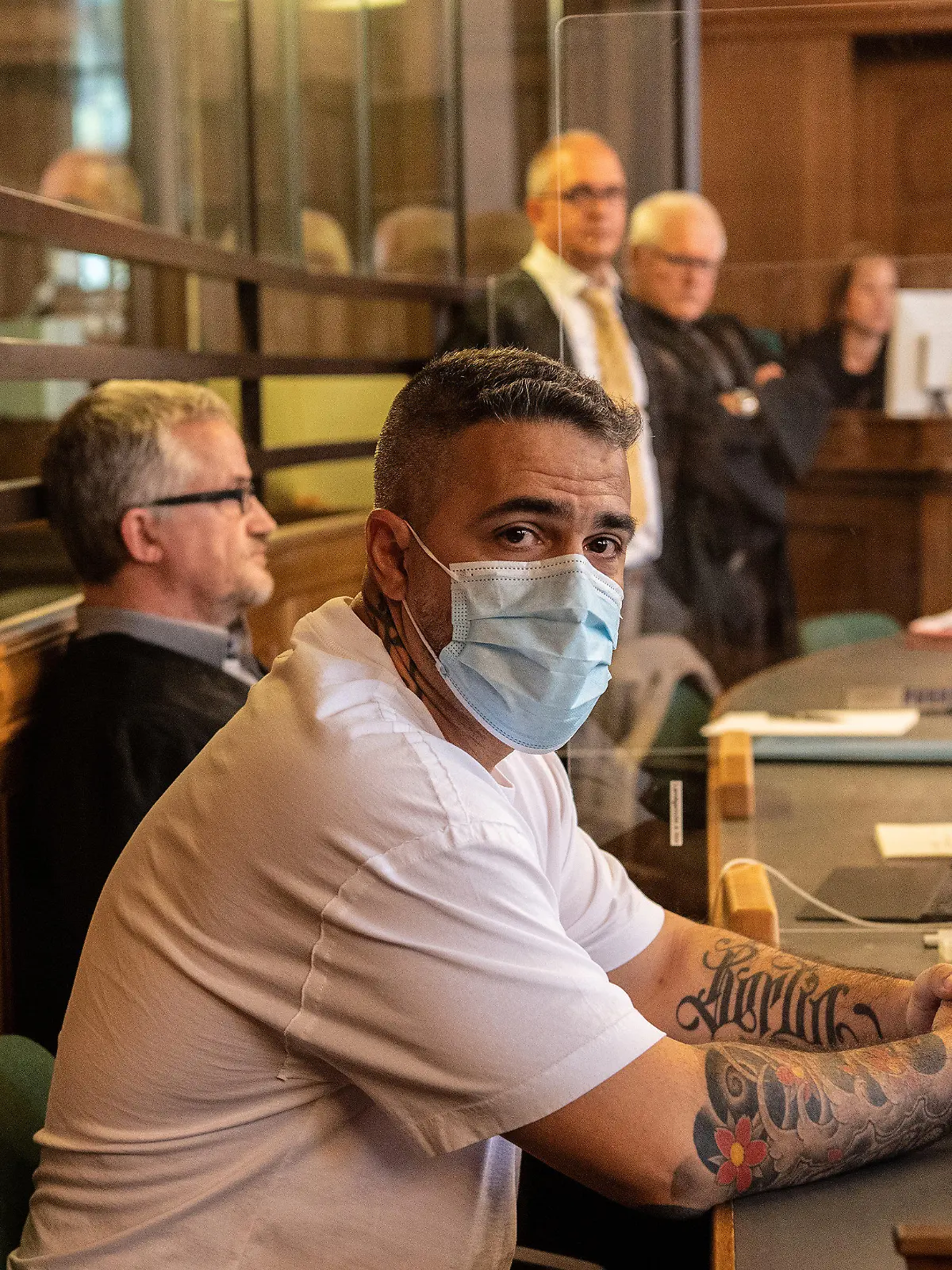 ARCHIV - 17.08.2020, Berlin: Anis Mohamed Youssef Ferchichi, bekannt als Rapper Bushido, sitzt zu Beginn eines Prozesses gegen den Chef einer bekannten arabischstämmigen Großfamilie in einem Gerichtssaal des Landgerichts. Dem ehemaligen Geschäftspartner von Rapper Bushido werden mehrere Straftaten zum Nachteil von Bushido zur Last gelegt. Mitangeklagt sind drei Brüder von Arafat A.-Ch. Bushido ist in dem Verfahren am Landgericht in Berlin Nebenkläger. (zu "Die wichtigsten Ereignisse des Jahres 2020 in Berlin") Foto: Paul Zinken/dpa-Zentralbild/Pool/dpa +++ dpa-Bildfunk +++