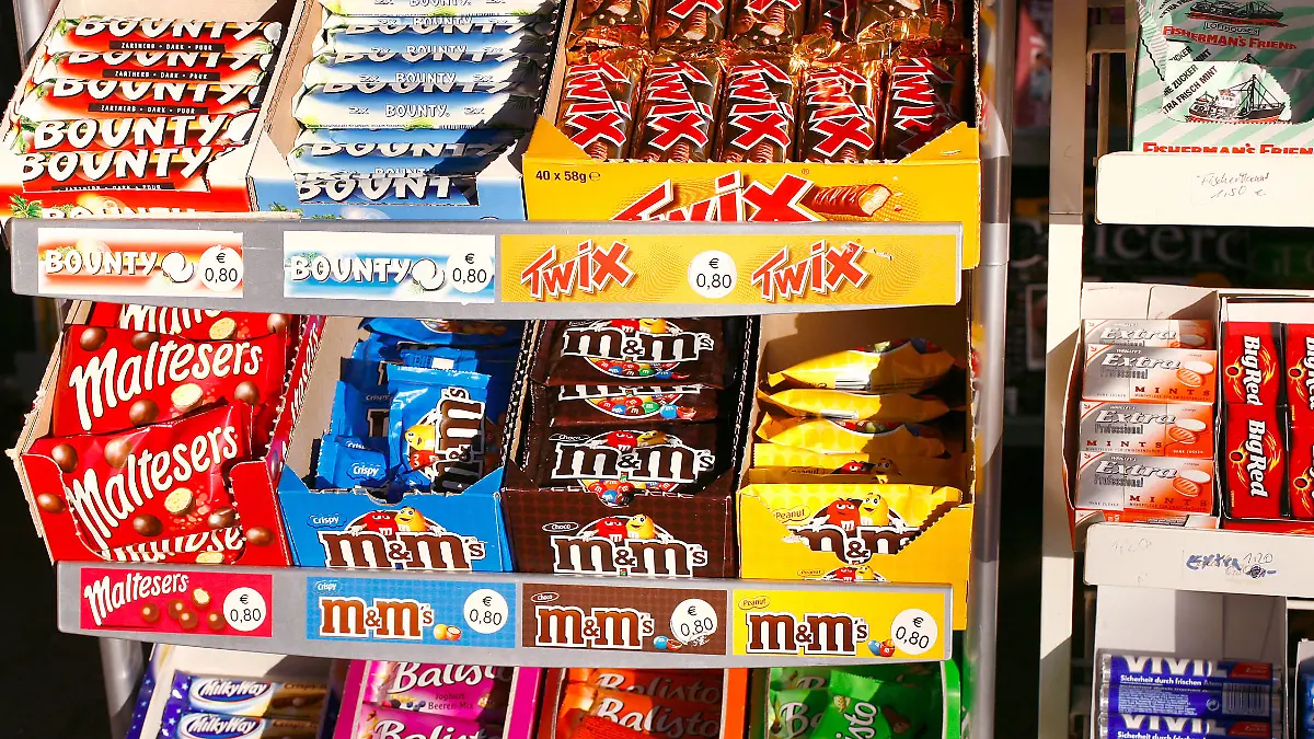 Süßigkeiten und Schokoriegel liegen in einem Regal eines Kioskes in Frankfurt am Main im Dezember 2007. Solches süßes Fast Food ist ungesund, teuer und macht dick. Den meist internationalen Herstellern bescheren die Schokoriegel aber weltweit hohe Gewinne. Foto: Wolfram Steinberg +++(c) dpa - Report+++