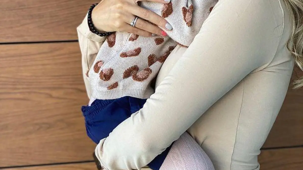 Mutter Samantha Geidel mit ihrer dreijährigen Tochter. Sie muss durch die Quarantäne wochenlang getrennt von ihr sein.