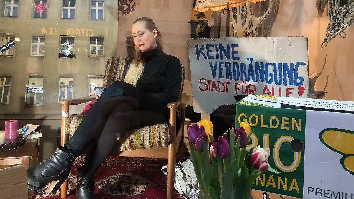 Joana Vau sitzt im Schaufenster, weil ihre Wohnung gekündigt wurde.