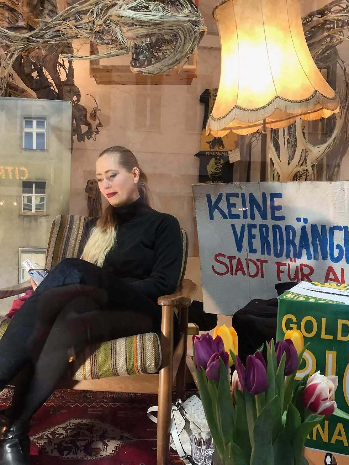Joana Vau sitzt im Schaufenster, weil ihre Wohnung gekündigt wurde.