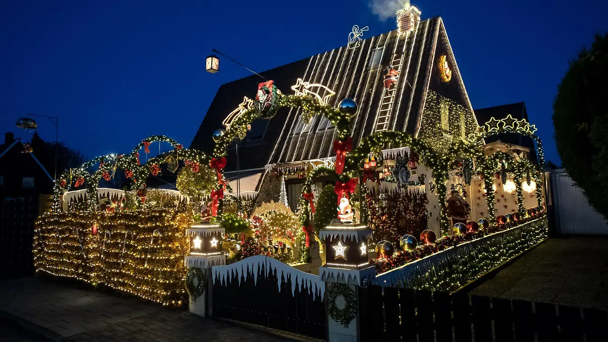 ARCHIV - 23.11.2020, Niedersachsen, Delmenhorst: An dem Haus einer Familie in Delmenhorst prangen zu Weihnachten etwa 60 000 Lichter. Am ersten Advent kamen so viele Fußgänger und Menschen in Autos, dass die Illumination zeitweise ausgeschaltet werden musste. (Zu dpa: Licht aus am Delmenhorster Weihnachtshaus wegen Verkehrschaos) Foto: Sina Schuldt/dpa +++ dpa-Bildfunk +++