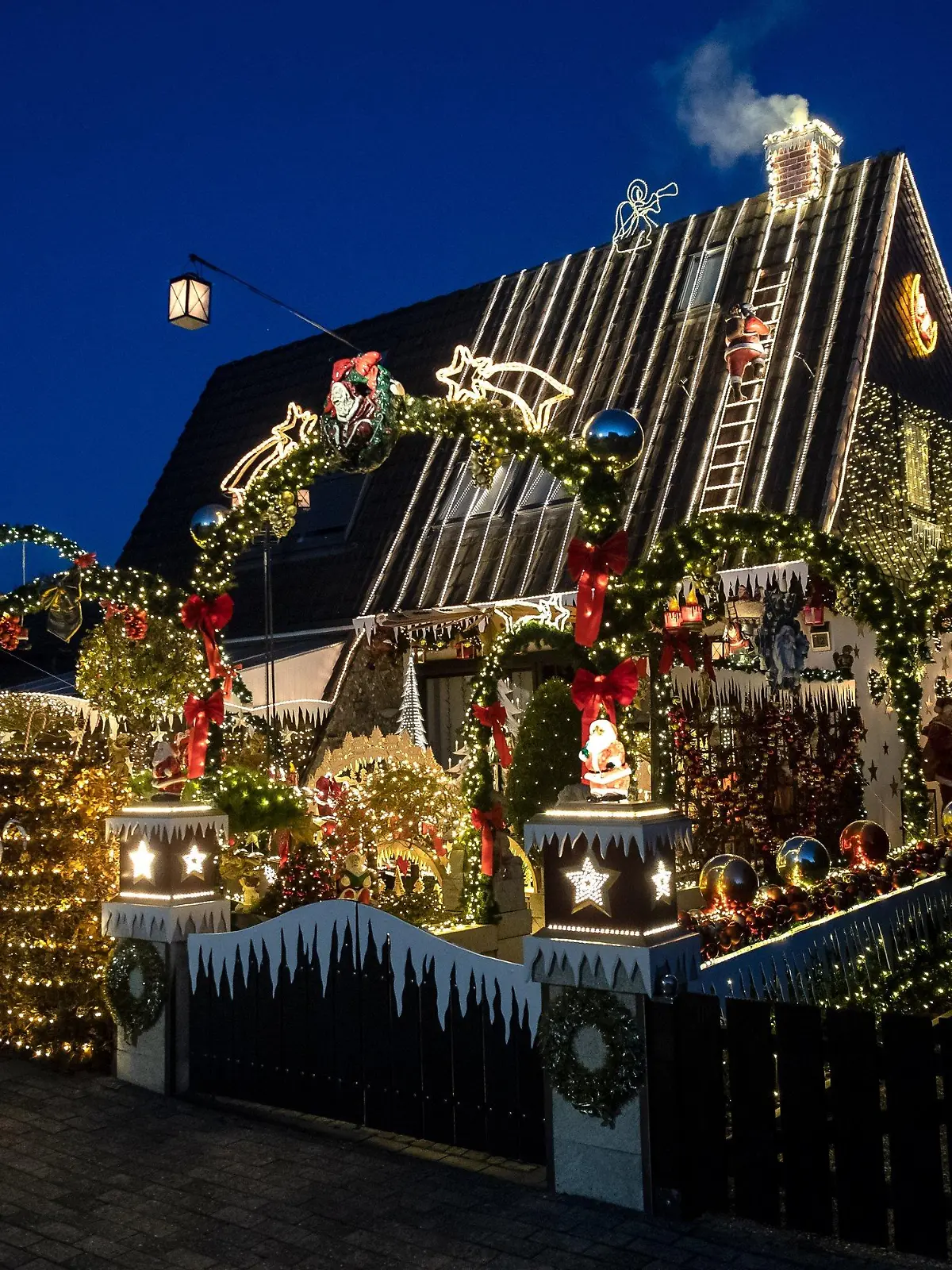 ARCHIV - 23.11.2020, Niedersachsen, Delmenhorst: An dem Haus einer Familie in Delmenhorst prangen zu Weihnachten etwa 60 000 Lichter. Am ersten Advent kamen so viele Fußgänger und Menschen in Autos, dass die Illumination zeitweise ausgeschaltet werden musste. (Zu dpa: Licht aus am Delmenhorster Weihnachtshaus wegen Verkehrschaos) Foto: Sina Schuldt/dpa +++ dpa-Bildfunk +++