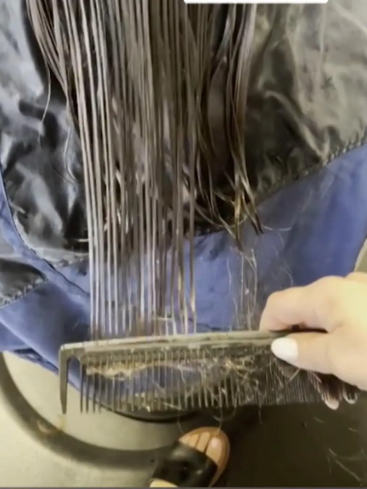 Ein Video von Friseurmeisterin Erica Westbrook geht gerade viral auf TikTok. Der Grund: Die Gründerin des Frisuersalons Westbrook Co. The Salon in Texas erklärt dort, dass sie an den Haaren ihrer Kunden erkennen kann, ob die an Vitamin-D-Mangel leiden.