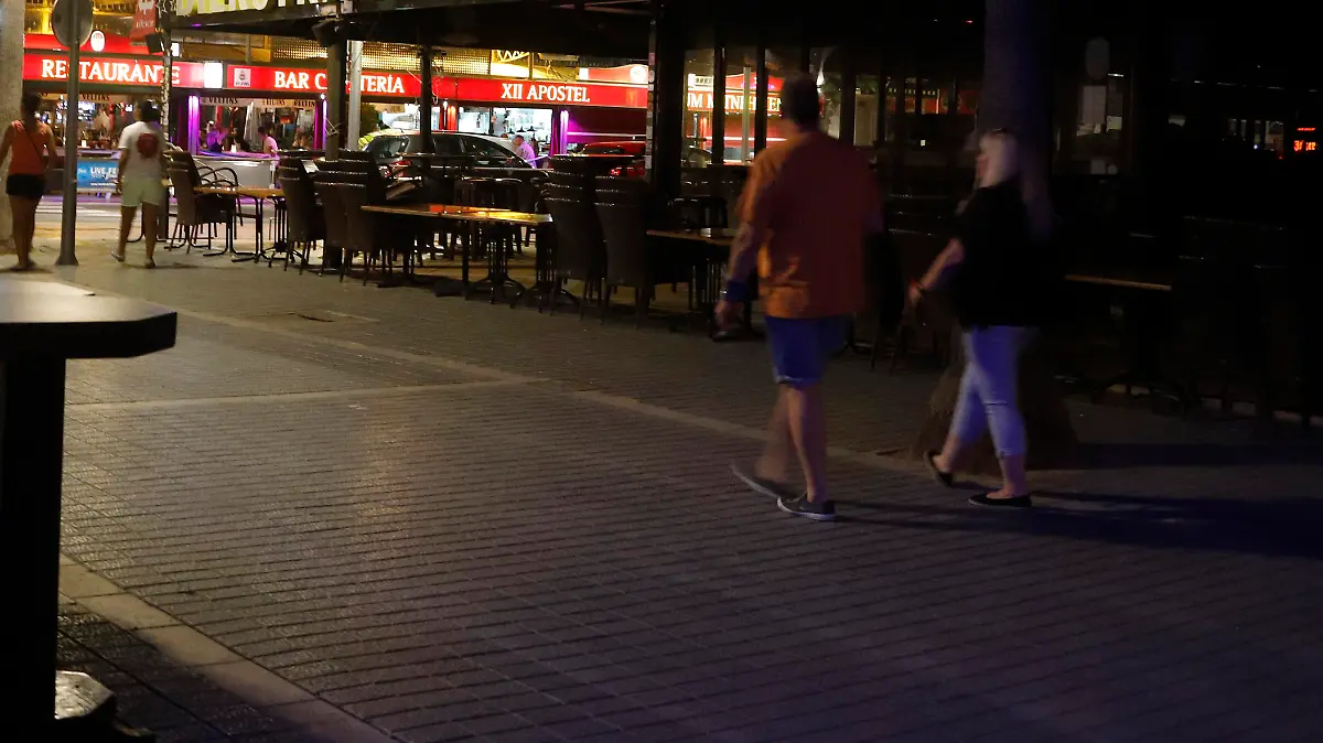 Menschen gehen über die «Bierstraße». Die wilden Partys Hunderter Touristen ohne Schutzmaske und Sicherheitsabstand haben auf Mallorca ein einschneidendes Nachspiel: Erstmals werden auf der spanischen Insel mitten im Sommer alle Vergnügungslokale im Herzstück des «Ballermanns» an der Playa de Palma zwangsgeschlossen.