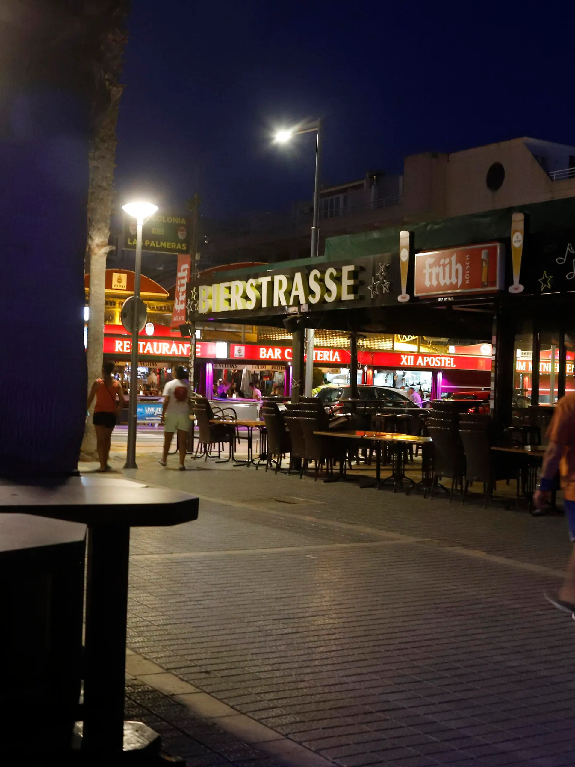 Menschen gehen über die «Bierstraße». Die wilden Partys Hunderter Touristen ohne Schutzmaske und Sicherheitsabstand haben auf Mallorca ein einschneidendes Nachspiel: Erstmals werden auf der spanischen Insel mitten im Sommer alle Vergnügungslokale im Herzstück des «Ballermanns» an der Playa de Palma zwangsgeschlossen.