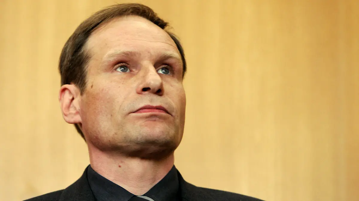 Der als "Kannibale von Rotenburg" bekannt gewordene Armin Meiwes steht am Dienstag (09.05.2006) in dem Verhandlungsraum des Landgerichts in Frankfurt am Main mit ausdruckslosem Gesicht. Meiwes, muss wegen Mordes eine lebenslange Haftstrafe antreten. Dieses Urteil hat das Landgericht Frankfurt am Dienstag im zweiten Prozess gegen den 44-Jährigen gefällt. Er hatte am 10. März 2001 im osthessischen Rotenburg an der Fulda einen anderen Mann mit dessen Einverständnis entmannt, mit einem Messerstich in den Hals getötet und von seinem Fleisch gegessen. Foto: Frank May dpa/lhe  +++(c) dpa - Bildfunk+++