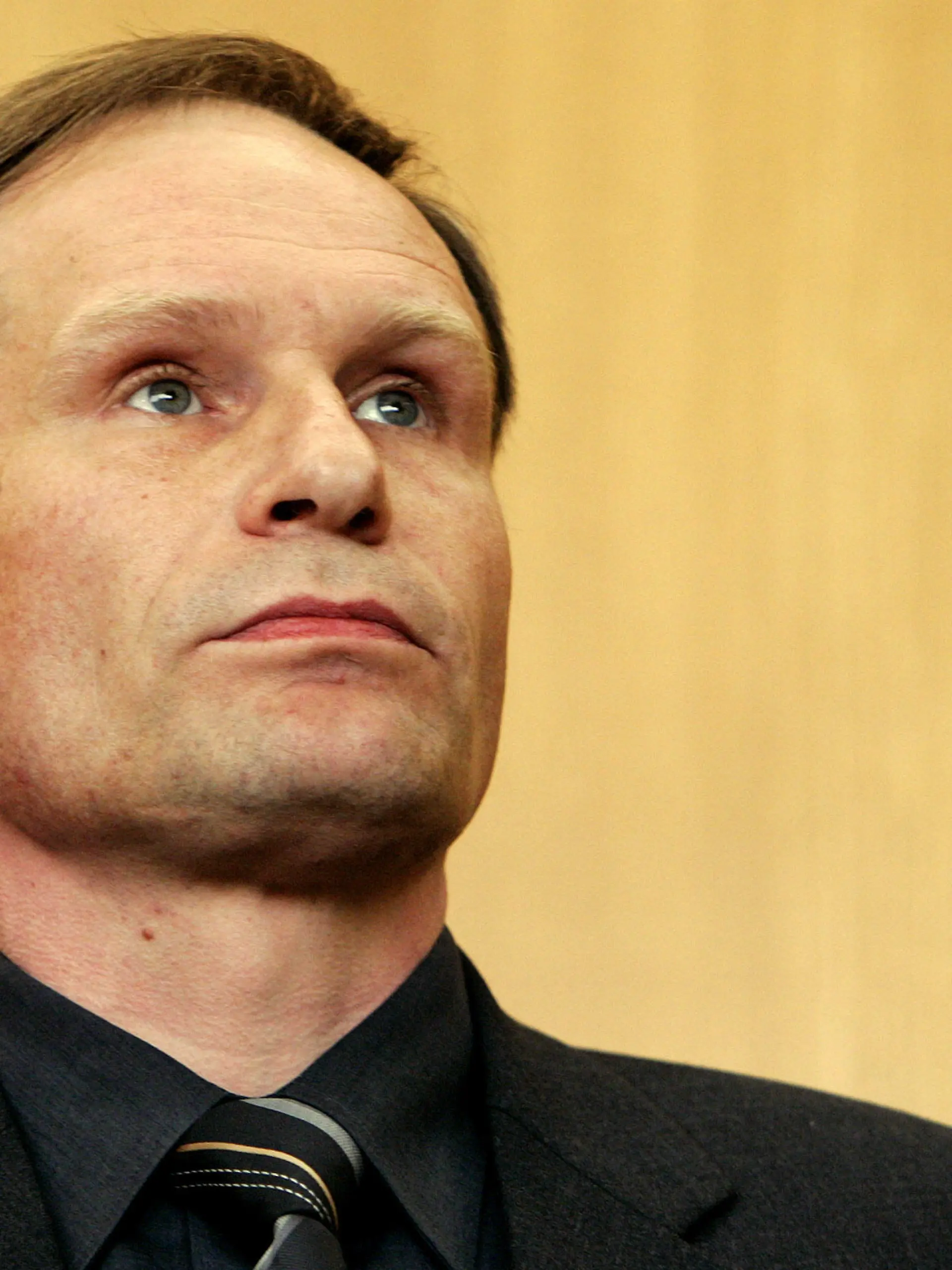 Der als "Kannibale von Rotenburg" bekannt gewordene Armin Meiwes steht am Dienstag (09.05.2006) in dem Verhandlungsraum des Landgerichts in Frankfurt am Main mit ausdruckslosem Gesicht. Meiwes, muss wegen Mordes eine lebenslange Haftstrafe antreten. Dieses Urteil hat das Landgericht Frankfurt am Dienstag im zweiten Prozess gegen den 44-Jährigen gefällt. Er hatte am 10. März 2001 im osthessischen Rotenburg an der Fulda einen anderen Mann mit dessen Einverständnis entmannt, mit einem Messerstich in den Hals getötet und von seinem Fleisch gegessen. Foto: Frank May dpa/lhe  +++(c) dpa - Bildfunk+++