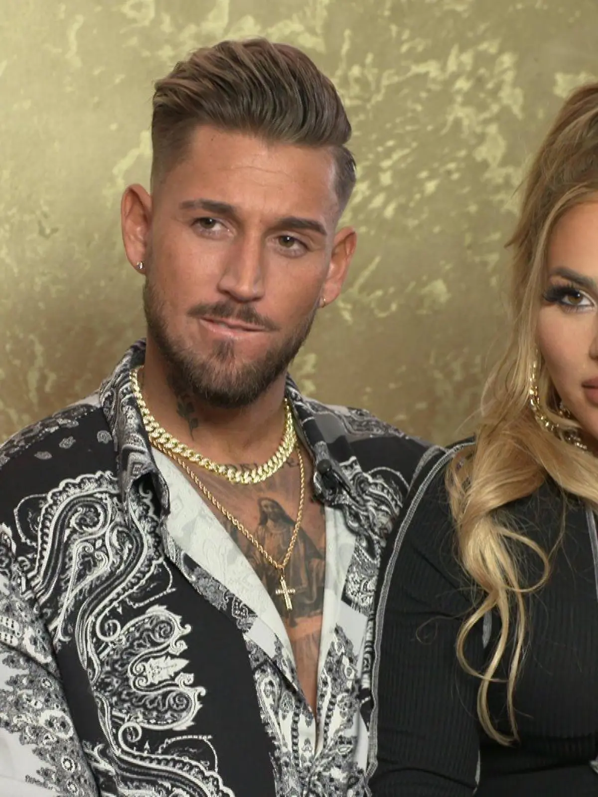 Mike Heiter stellt seine neue Freundin Laura vor.