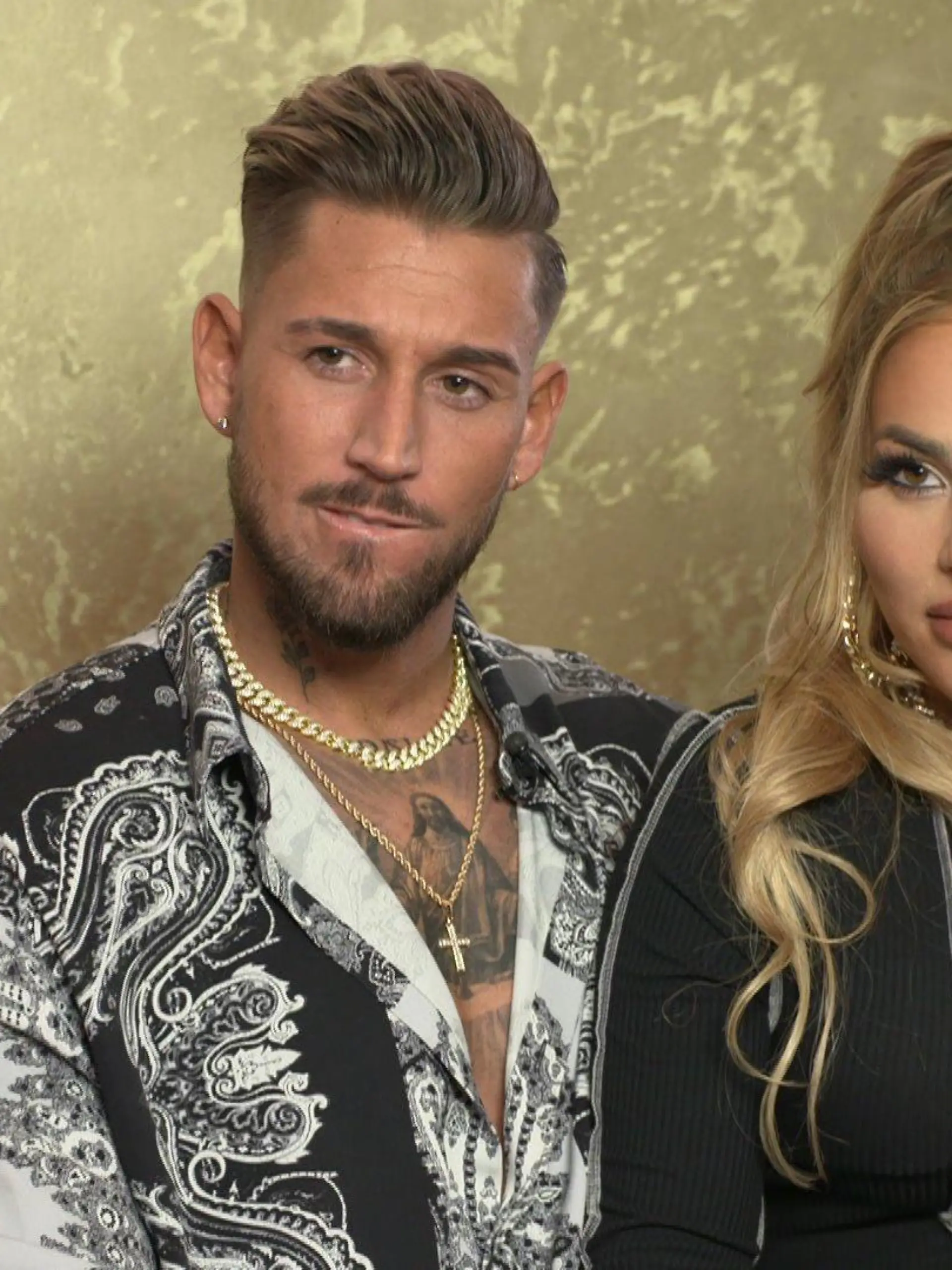 Mike Heiter stellt seine neue Freundin Laura vor.