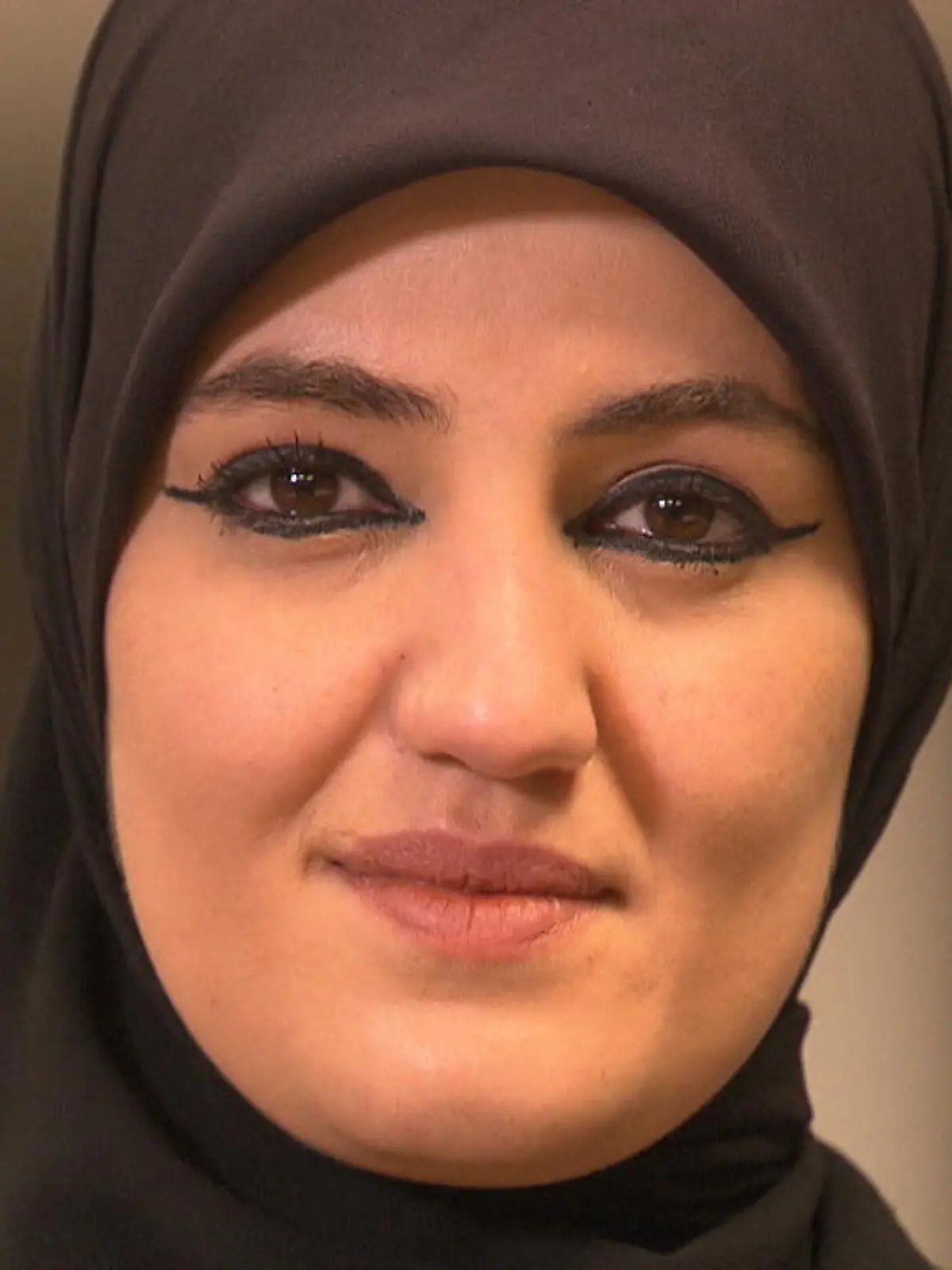 Farah Demir reiste am 24. Juni 1986 als kleines Mädchen über die DDR in die Bundesrepublik Deutschland ein. Sie machte Abitur und absolvierte ihre Ausbildung zur Fachkrankenschwester. Heute kämpft die 36-Jährige auf der Intensivstation der Medizinischen Hochschule Hannover (MHH) gegen das Coronavirus und könnte dennoch abgeschoben werden.