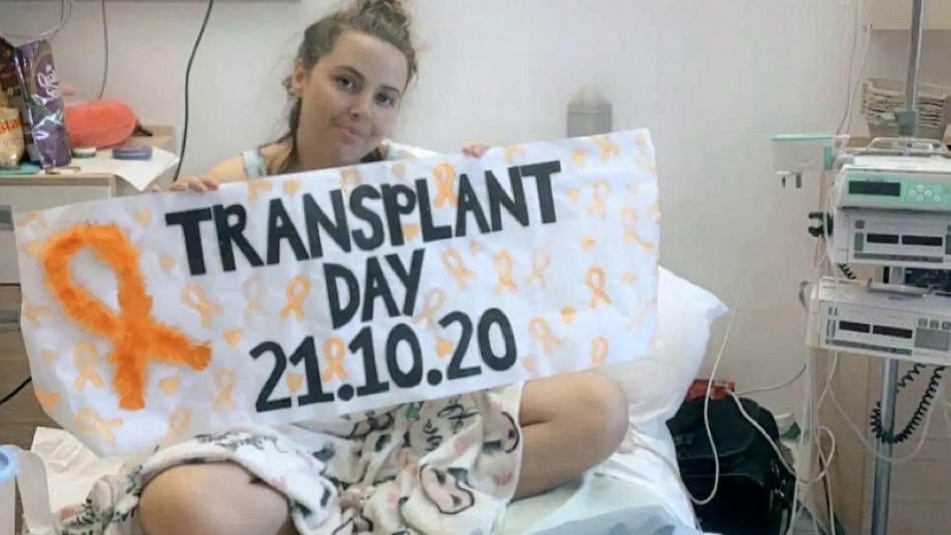 SONDERKONDITIONEN: Satzpreis!
Chloe in hospital. See SWNS story SWSMtransplant. A woman who was told she had tonsillitis correctly diagnosed herself with leukaemia - using Google. Chloe-Leigh Todd, 22, started experiencing a sore throat and general illness. One month after starting to feel unwell Chloe had a telephone appointment with her GP and was told she had tonsillitis. After googling her symptoms - which included vomiting, night sweats, and weight loss - Chloe realised she was suffering from textbook leukaemia symptoms. / action press