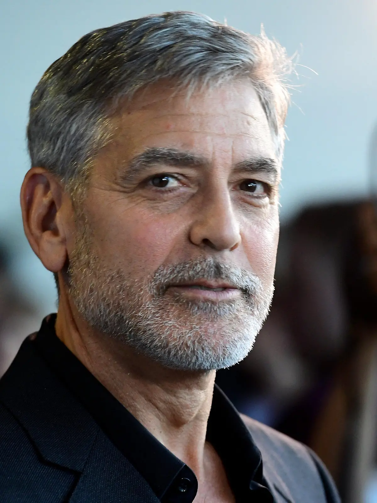 ARCHIV - 15.05.2019, Großbritannien, London: George Clooney, Schauspieler aus den USA, kommt zur Premiere des Films «Catch-22 - Der böse Trick» im GUE Cinema Westfield. (zu dpa "George Clooney geht auch mit «Sexiest Man Alive»-Titel lässig um") Foto: Ian West/PA Wire/dpa +++ dpa-Bildfunk +++