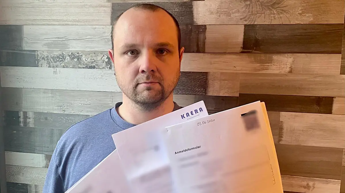 Dennis Hacks zeigt die eingereichten Papiere