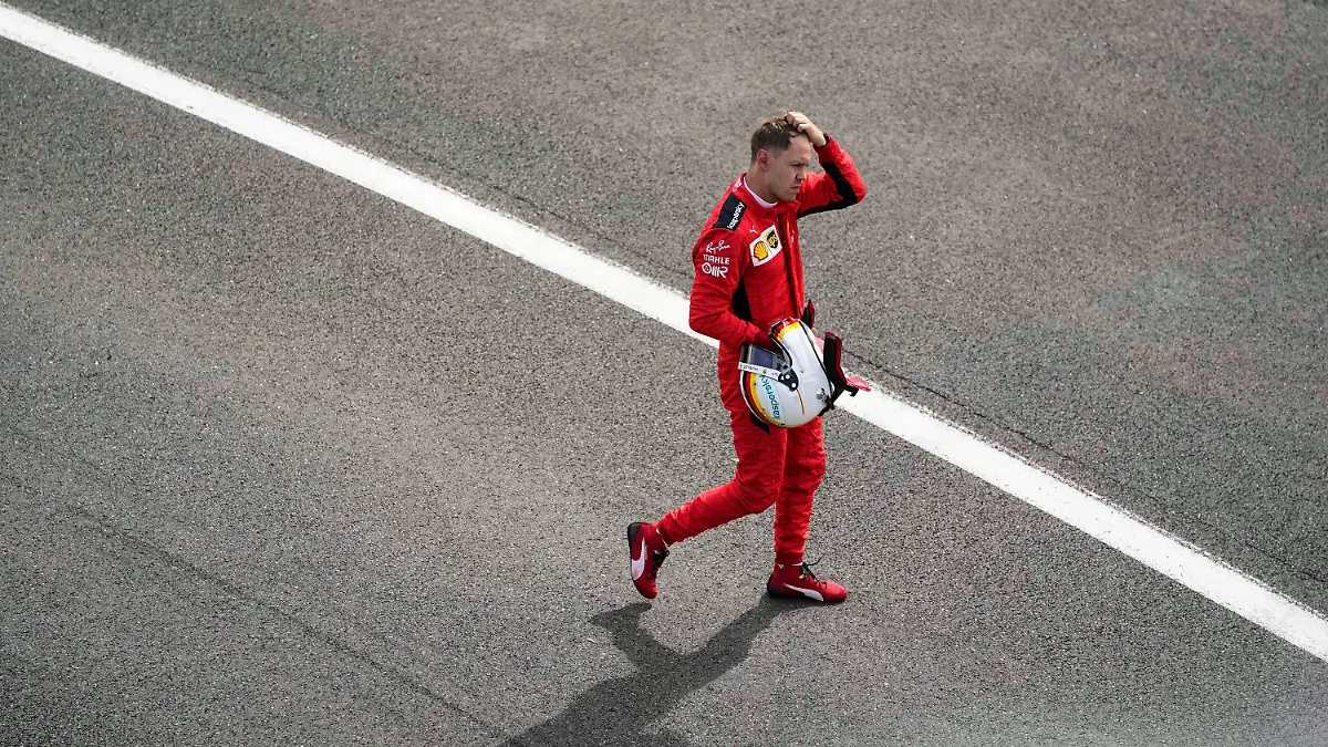 ARCHIV - 18.07.2020, Großbritannien, Silverstone: Motorsport: Formel-1-Weltmeisterschaft, Grand Prix von Großbritannien: Sebastian Vettel aus Deutschland vom Team Scuderia Ferrari geht nach dem Rennen von der Rennstrecke. (zu "Vettel startet ab 2021 in der Formel 1 für Aston Martin") Foto: Will Oliver/Pool EPA/AP/dpa +++ dpa-Bildfunk +++