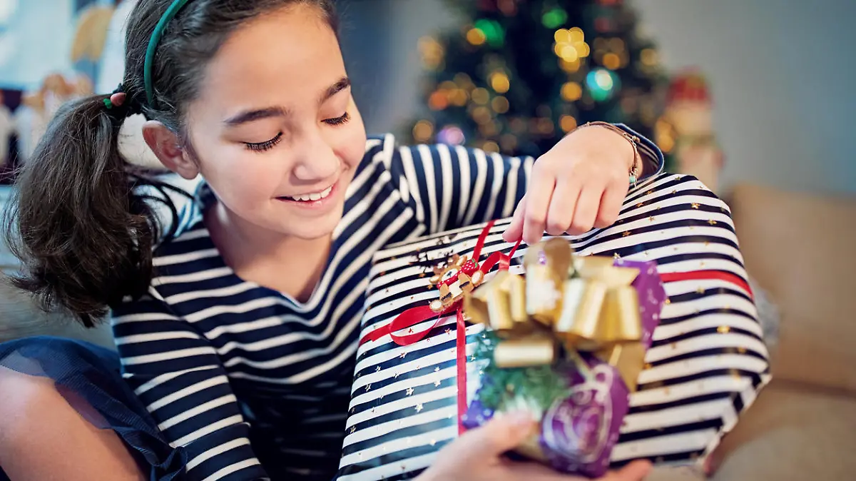 Kind freut sich über Weihnachtsgeschenk