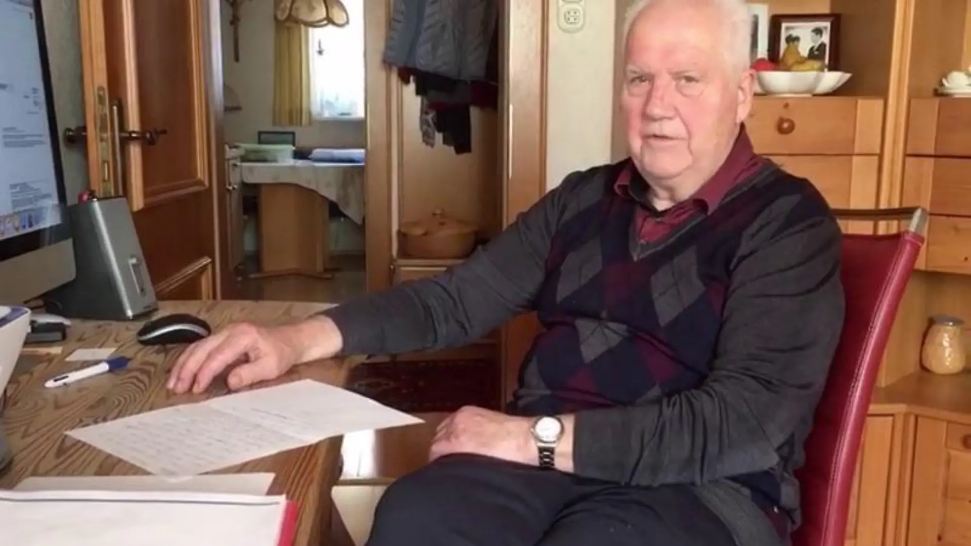 Hans Strassegger sitzt am Tisch.