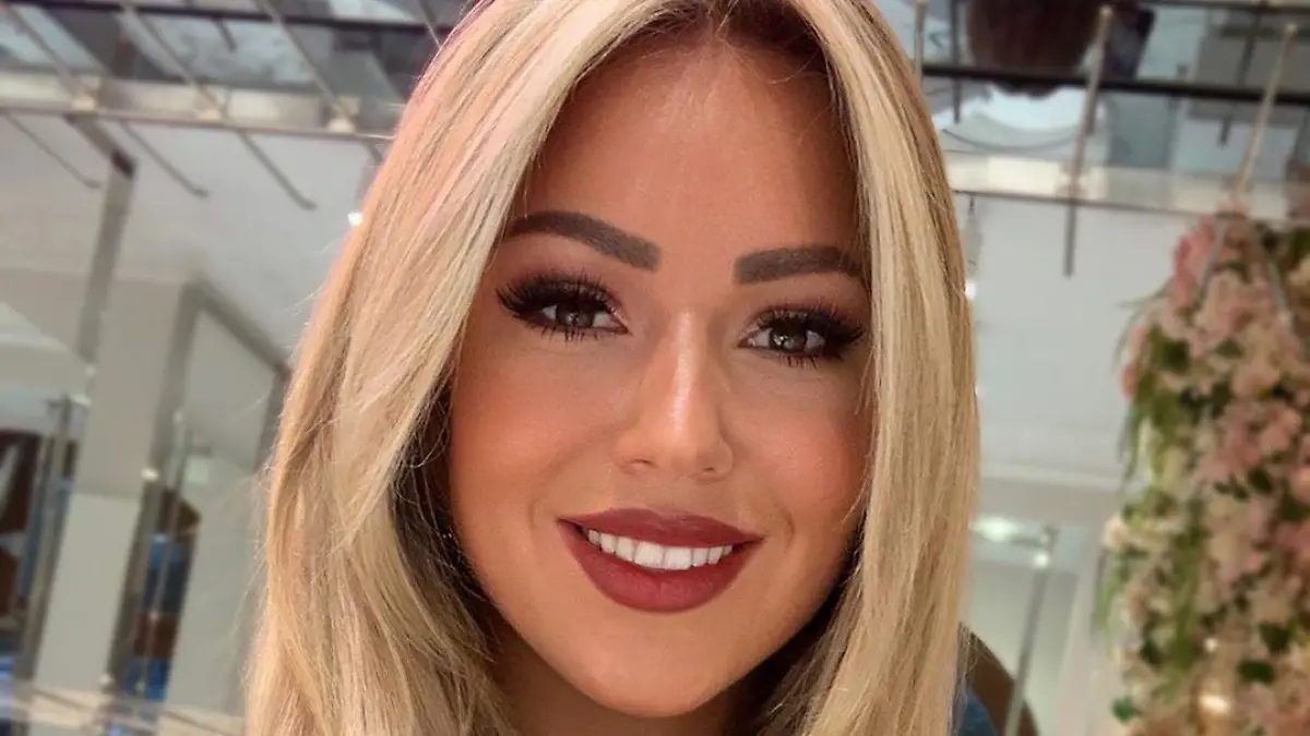 Chethrin Schulze überrascht mit blonden Haaren.