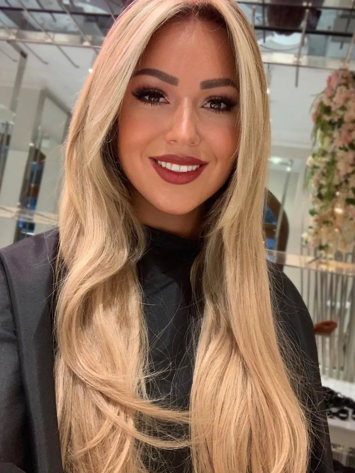 Chethrin Schulze überrascht mit blonden Haaren.