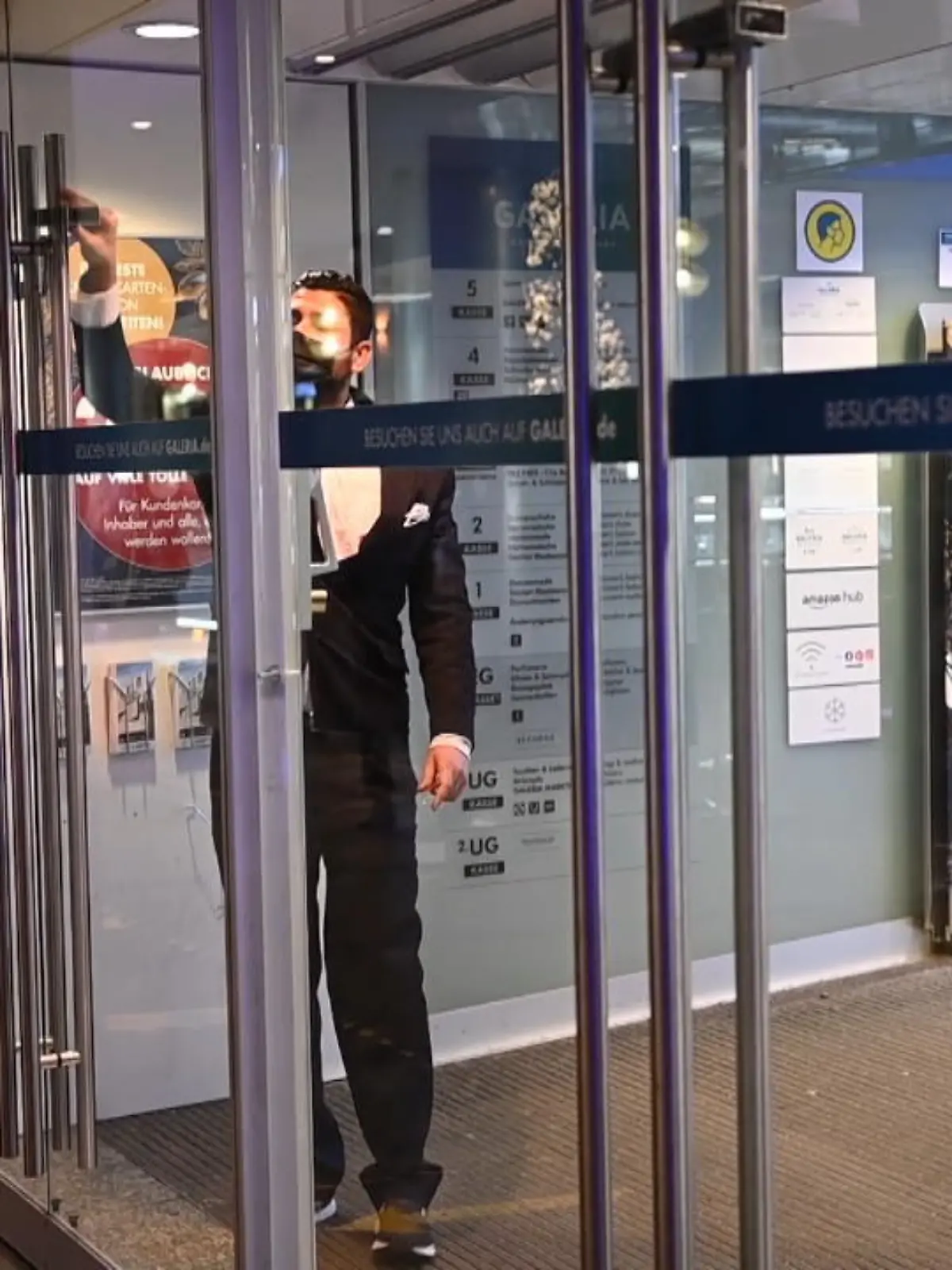 Es ist Lockdown in Deutschland: Wer noch dringend Weihnachtsgeschenke braucht, muss sich jetzt wohl oder übel aufs Online-Shopping konzentrieren. Oder doch nicht? Wir zeigen, welche Geschäfte weiterhin offen bleiben.