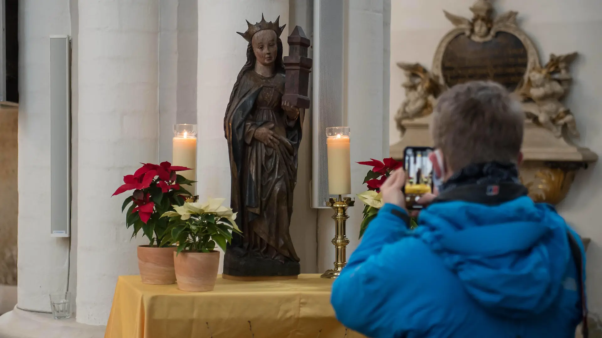  Mit einem oekumenischen Gottesdienst zu Ehren der Heiligen Barbara haben die Kirchen am Freitag 04.12.2020 in der Berliner Marienkirche die fertiggestellte Verlaengerung der U-Bahn-Linie 5 gefeiert. Die Heilige Barbara Foto gilt als Schutzpatronin der Bergleute und Bauarbeiter. Nach rund zehn Jahren Bauzeit sollte am Freitag die Lueckenschliessung der U-Bahnlinie 5 zwischen Brandenburger Tor und Alexanderplatz erfolgen. Die ersten Zuege sollten ab 12 Uhr durch die beiden 2,2 Kilometer langen Roehren fahren. Siehe epd-Meldung vom 04.12.2020 *** Local Caption *** 00406792 Oekumenischer Barbara-Gottesdienst zur U-Bahn-Eroeffnung *** With an ecumenical service in honor of Saint Barbara, the churches celebrated the completed extension o Copyright: epd-bild/ChristianxDitsch