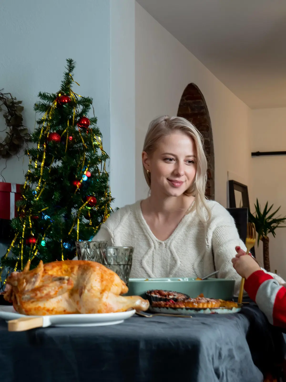  mom and child celebrate christmas with family over the internet Wrocaw, Lower Silesian Voivodeship, Poland PUBLICATIONxINxGERxSUIxAUTxONLY CR_WLSI201027-539218-01 ,model released, Symbolfoto