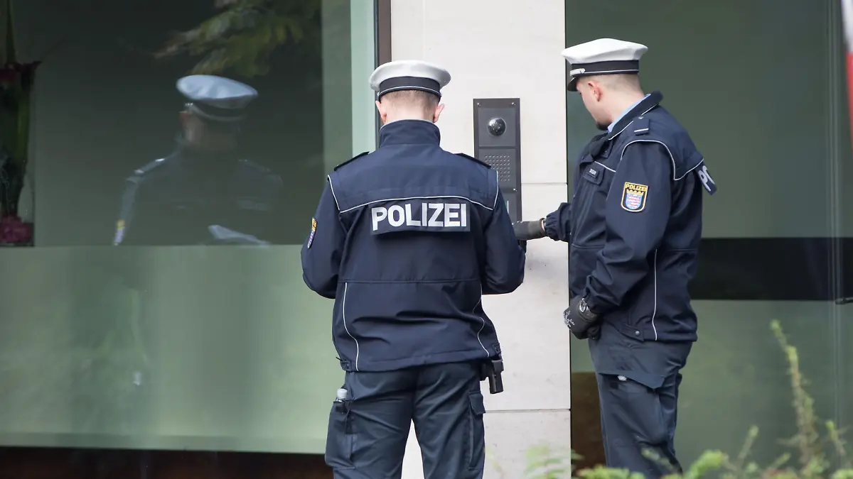 Zwei Polizeibeamte vor Haustür