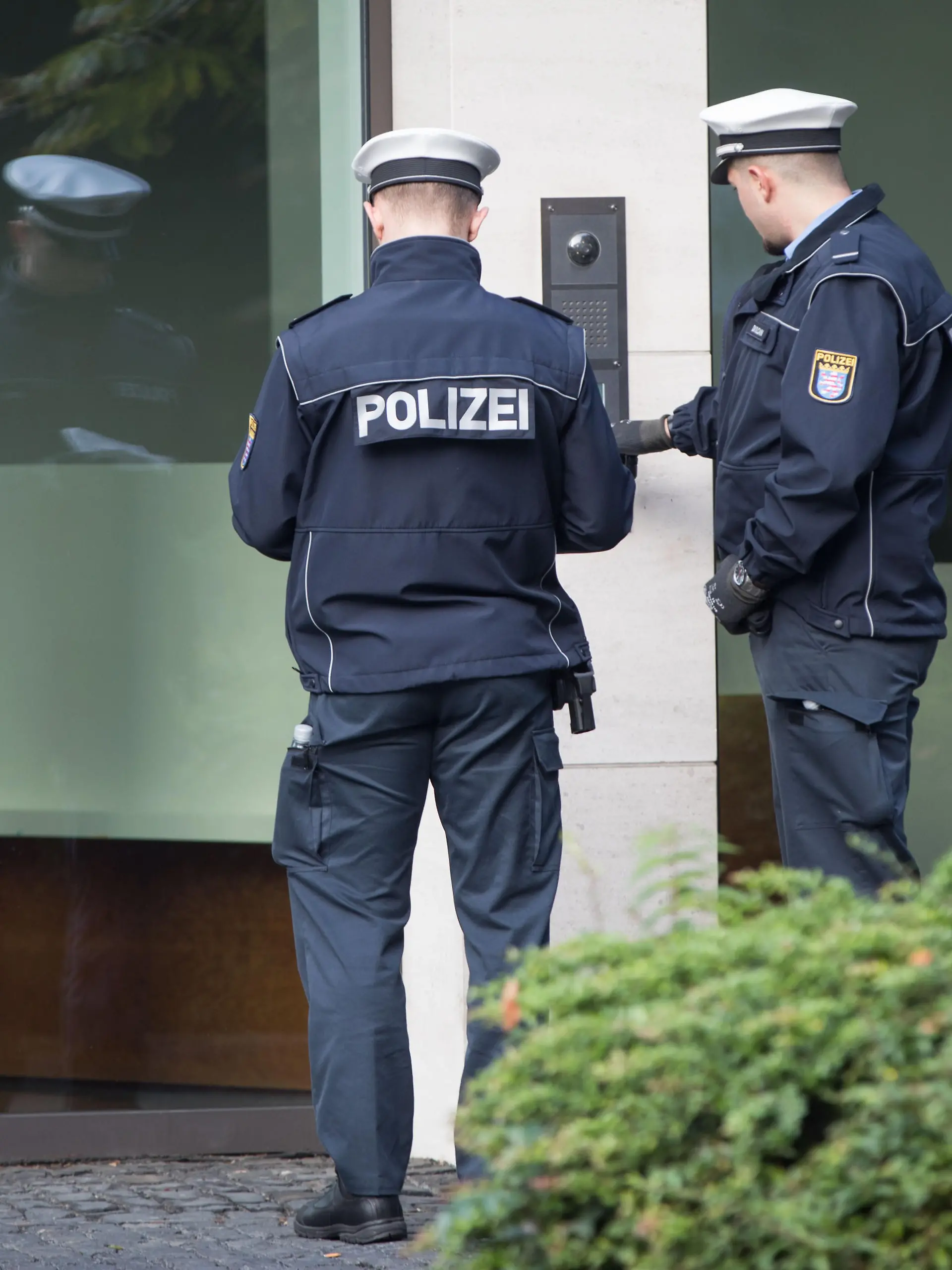 Zwei Polizeibeamte vor Haustür