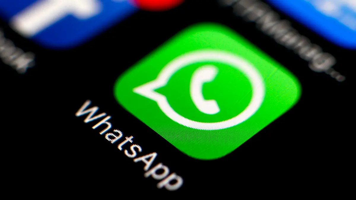 ARCHIV - 07.04.2016, Taiwan, Taipeh: Das Icon des Messengerdienstes WhatsApp und der Online-Plattform Facebook sind auf einem Smartphone zu sehen. Facebook wird einer Studie zufolge von weniger Menschen in Deutschland täglich genutzt als noch 2019. Der Wert ging bei der Online-Plattform von 21 Prozent auf 14 Prozent zurück. Zulegen konnte dagegen der Messengerdienst WhatsApp, wie aus der am 08.10.2020 veröffentlichten Onlinestudie von ARD und ZDF hervorgeht. Foto: Ritchie B. Tongo/EPA FILE/dpa +++ dpa-Bildfunk +++