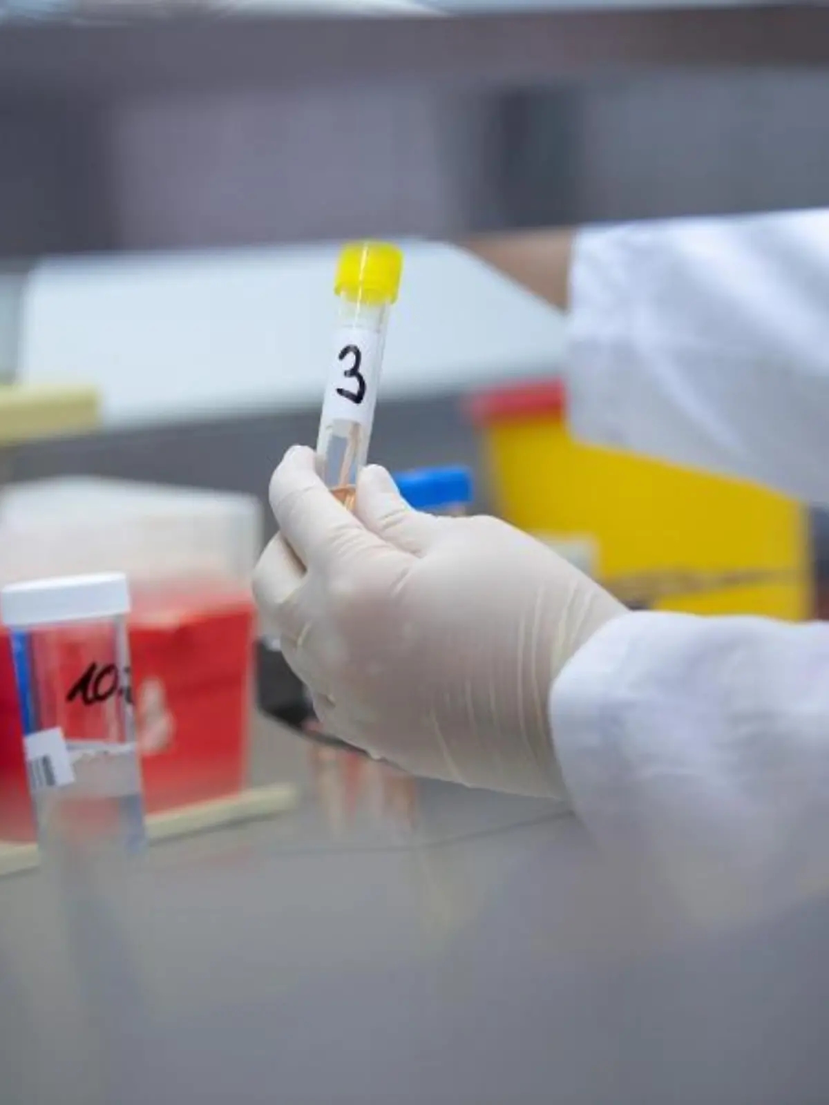 Eine Ärztin zeigt einen Test für das Coronavirus