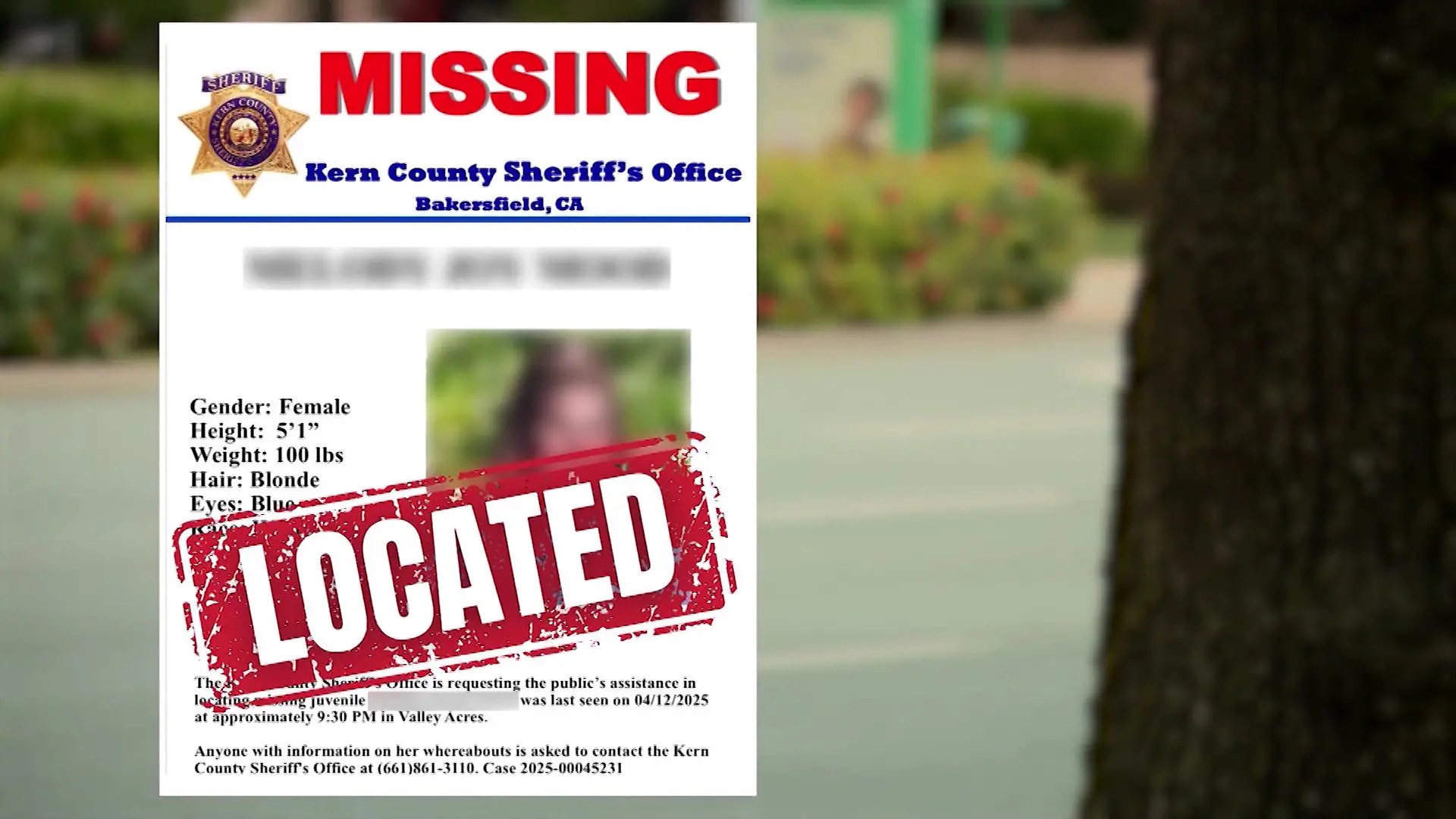 Beamten des Kern County Sheriff’s Office bringen das entführte Mädchen zu seinen Eltern zurück.