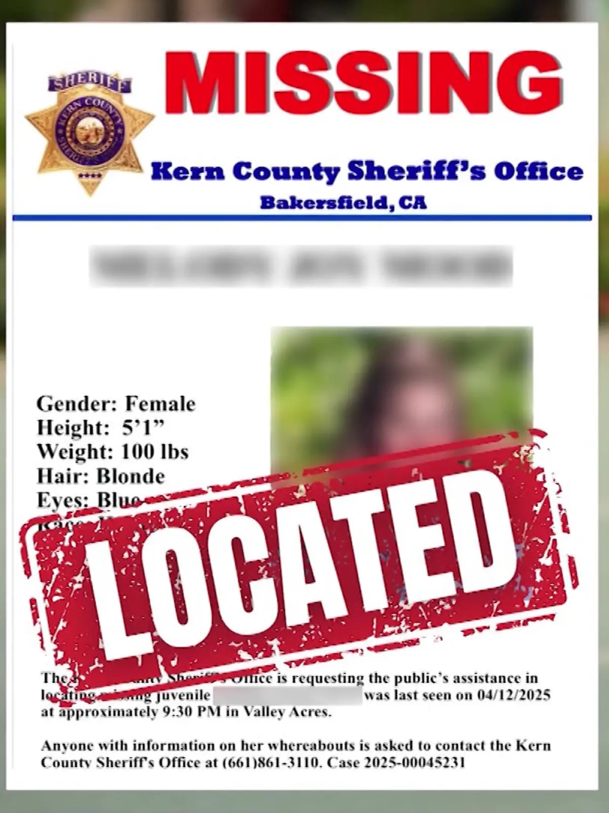Beamten des Kern County Sheriff’s Office bringen das entführte Mädchen zu seinen Eltern zurück. 