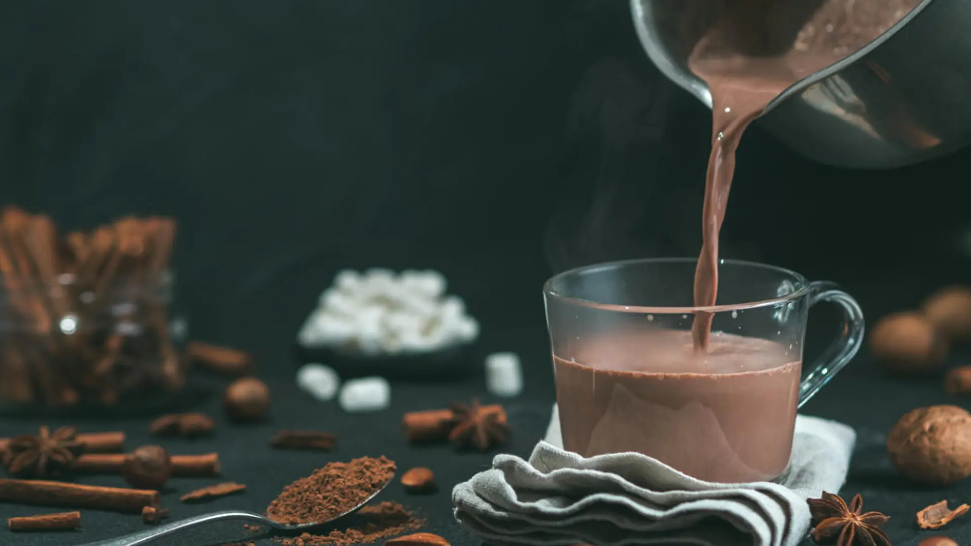 Mit diesen Rezepten gelingt die heiße Schokolade zu Hause