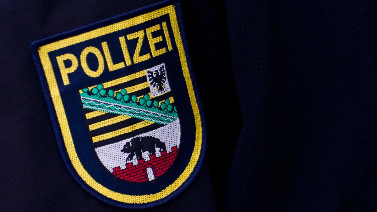 ARCHIV - 29.08.2011, Sachsen-Anhalt, Magdeburg: Ein Aufnäher mit dem Wappen der Polizei des Bundeslandes Sachsen-Anhalt. (zu dpa «Fünf Anzeigen gegen Polizisten wegen Rechtsextremismus-Verdacht») Foto: Jens Wolf/dpa-Zentralbild/dpa +++ dpa-Bildfunk +++