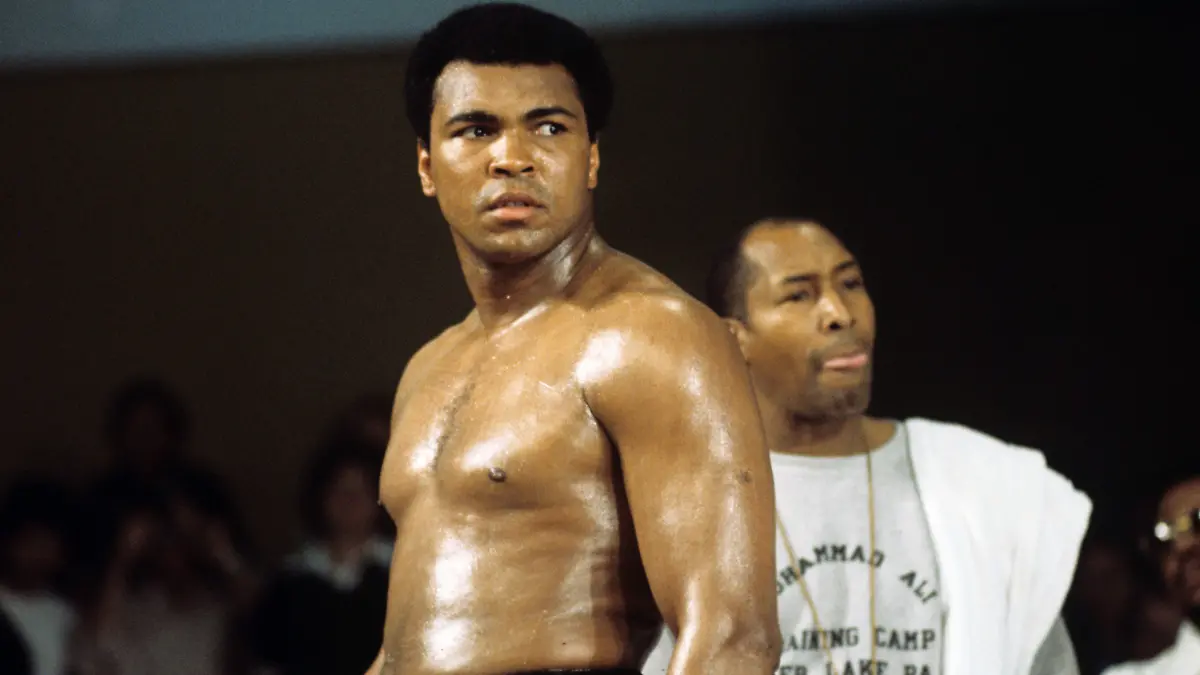 ARCHIV - Der Box-Weltmeister Muhammad Ali am 15. Mai 1975 während des Trainings in München vor dem Kampf gegen den Engländer Richard Dunn. Foto: Istvan Bajzat dpa (zu dpa: 'Trauer um Muhammad Ali - Größter Boxer der Geschichte ist tot' vom 04.06.2016) +++(c) dpa - Bildfunk+++