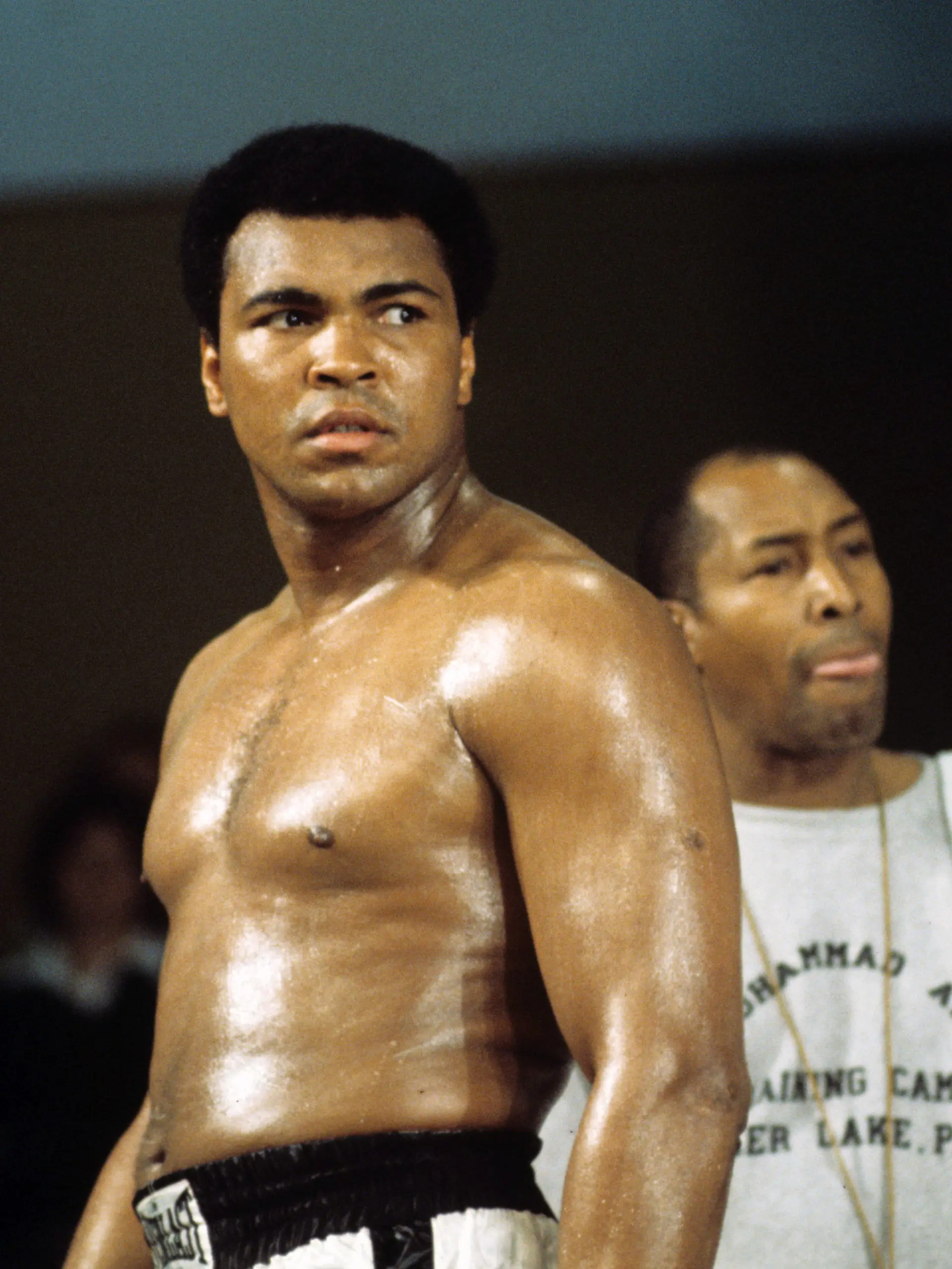 ARCHIV - Der Box-Weltmeister Muhammad Ali am 15. Mai 1975 während des Trainings in München vor dem Kampf gegen den Engländer Richard Dunn. Foto: Istvan Bajzat dpa (zu dpa: 'Trauer um Muhammad Ali - Größter Boxer der Geschichte ist tot' vom 04.06.2016) +++(c) dpa - Bildfunk+++
